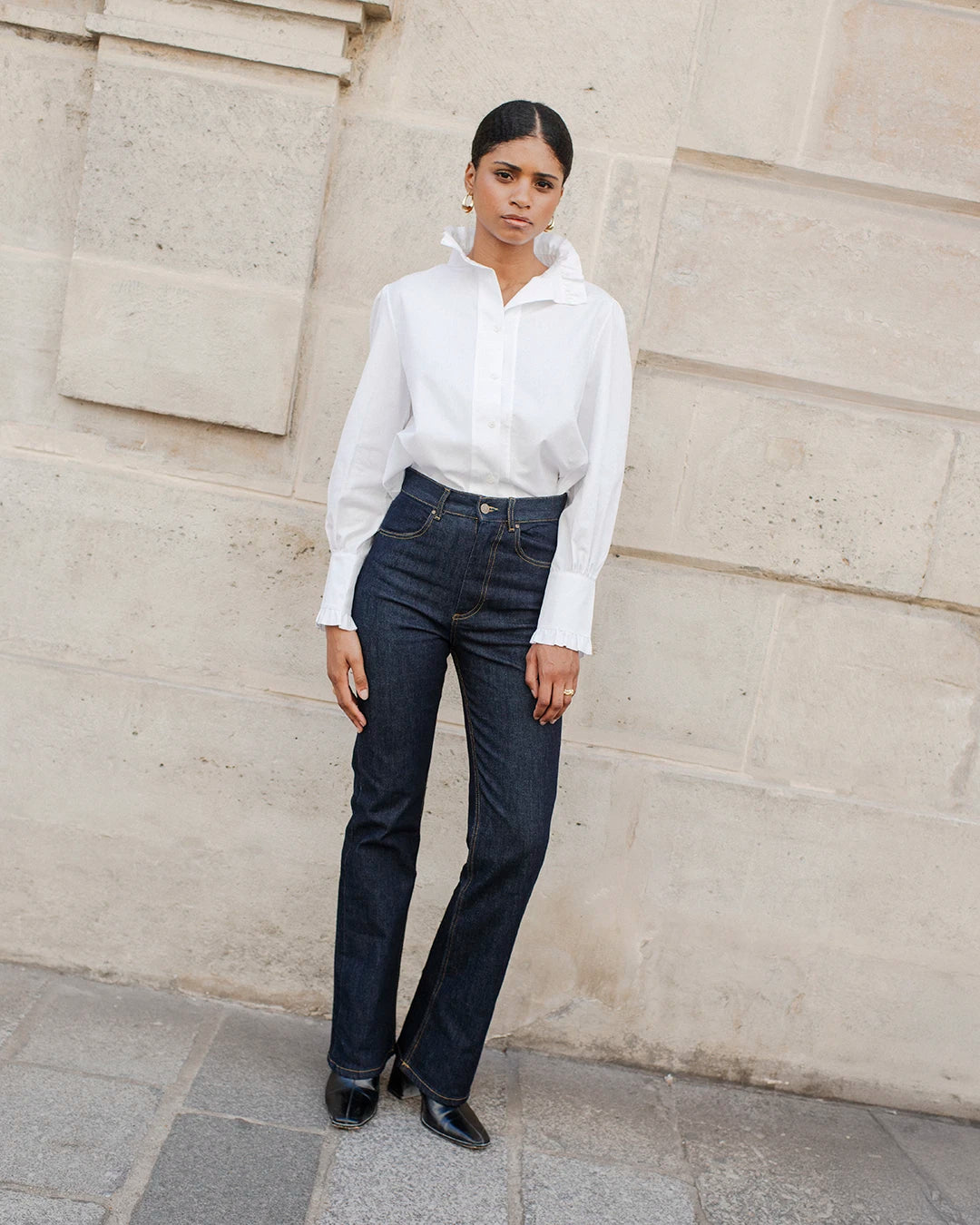 tenue-professionnelle-femme-chic-jean-brut-flare-et-chemise-blanche-col-montant-11