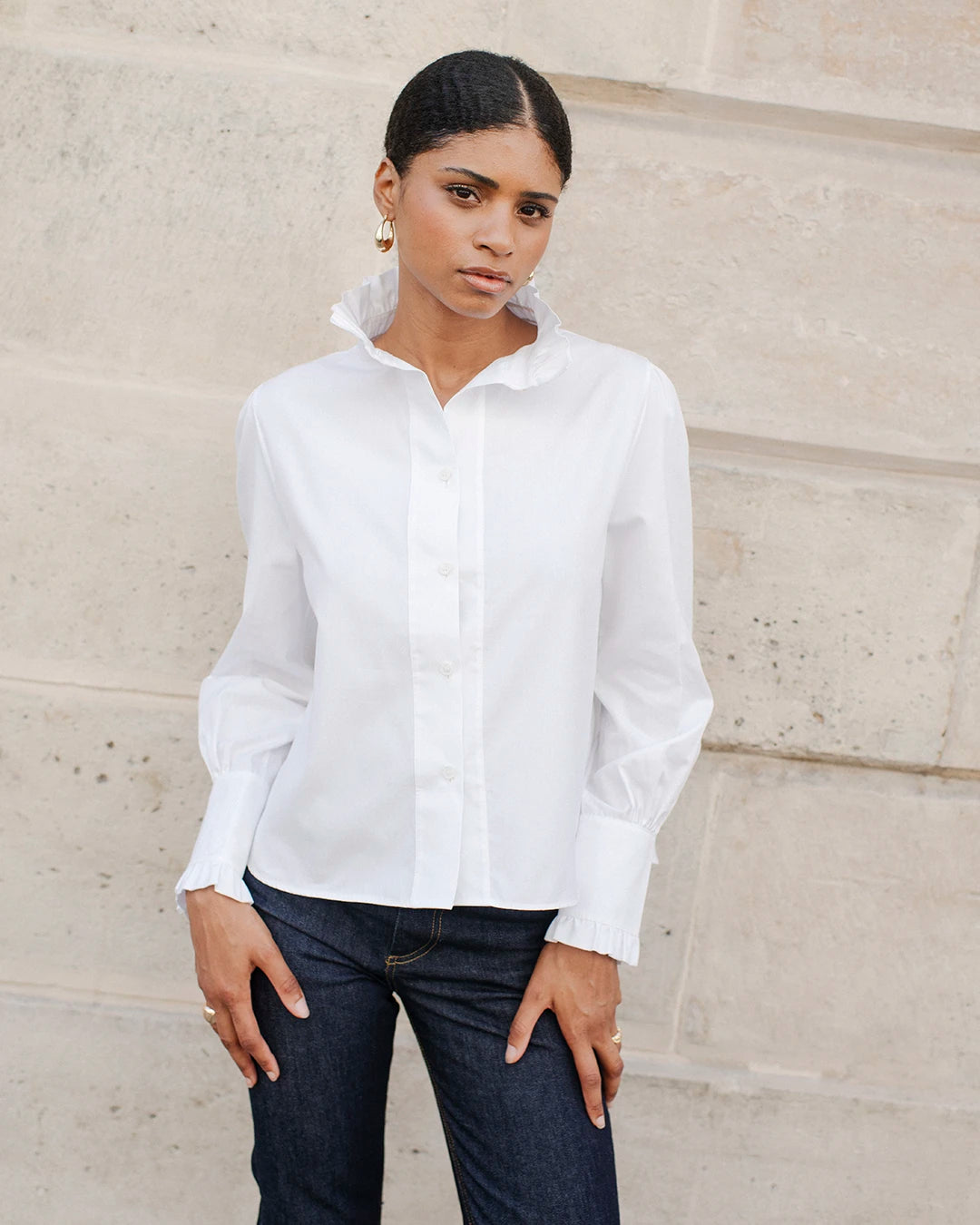 tenue-professionnelle-femme-chic-jean-brut-flare-et-chemise-blanche-col-montant-1