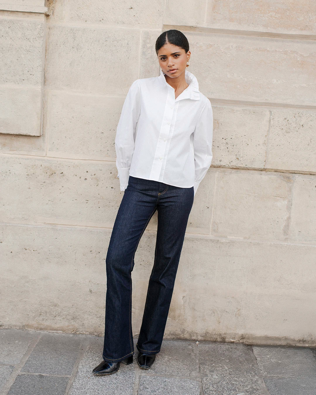 tenue-professionnelle-femme-chic-jean-brut-flare-et-chemise-blanche-col-montant-1