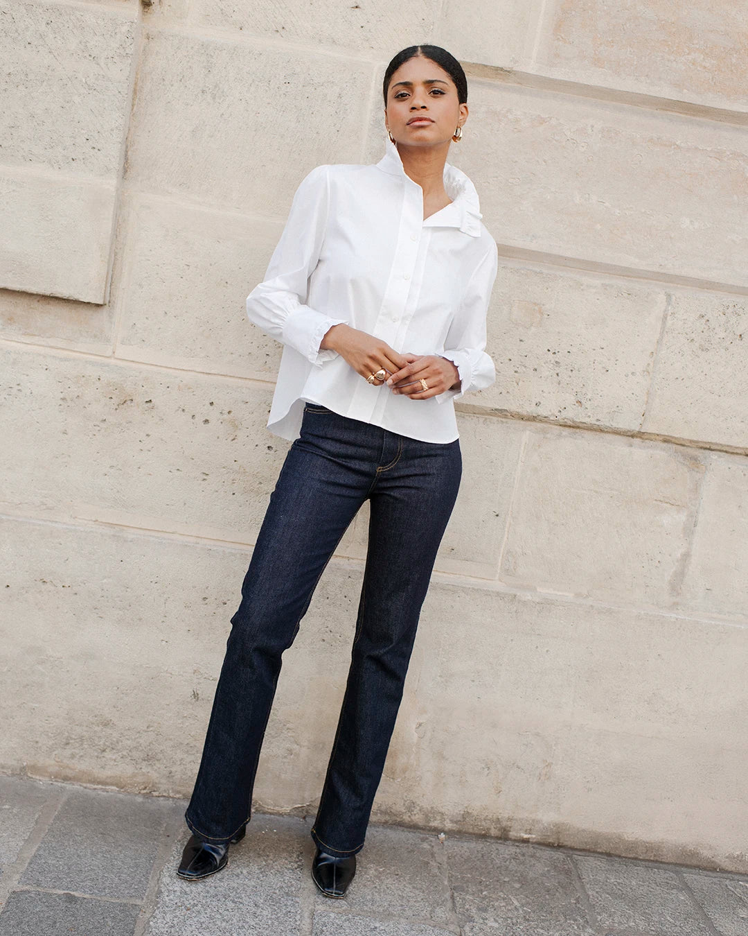 tenue-professionnelle-femme-chic-jean-brut-flare-et-chemise-blanche-col-montant-11