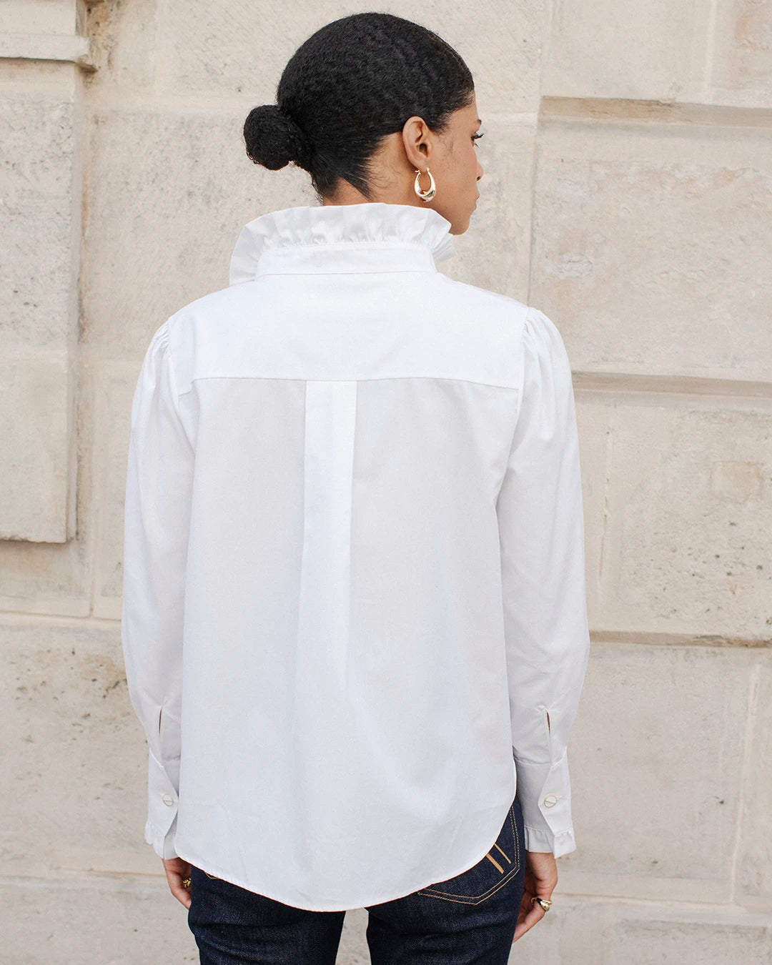 tenue-professionnelle-femme-chic-jean-brut-flare-et-chemise-blanche-col-montant-1