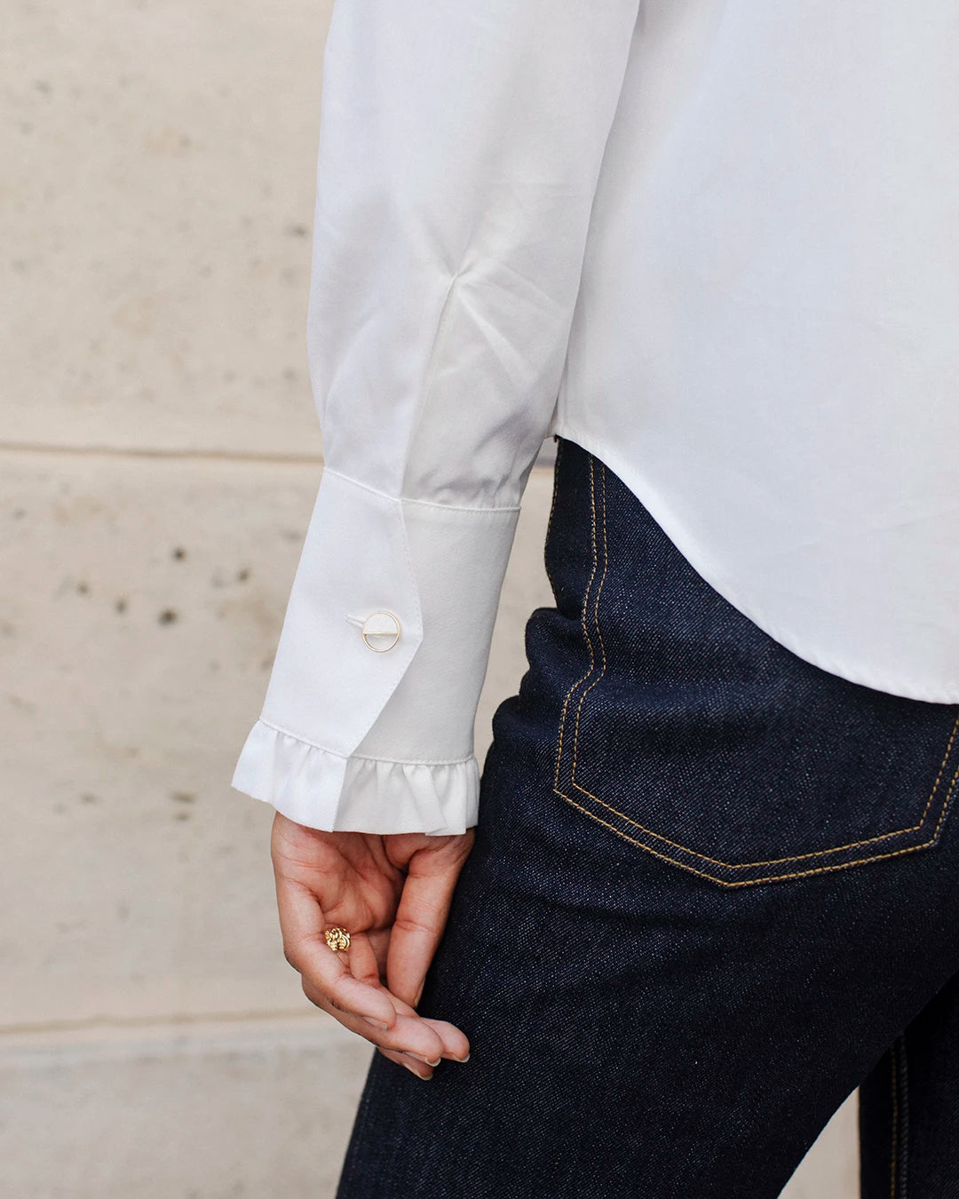 tenue-professionnelle-femme-chic-jean-brut-flare-et-chemise-blanche-col-montant-1