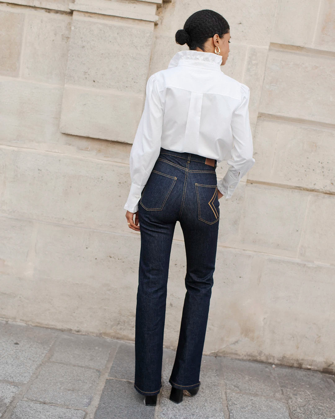 tenue-professionnelle-femme-chic-jean-brut-flare-et-chemise-blanche-col-montant-11