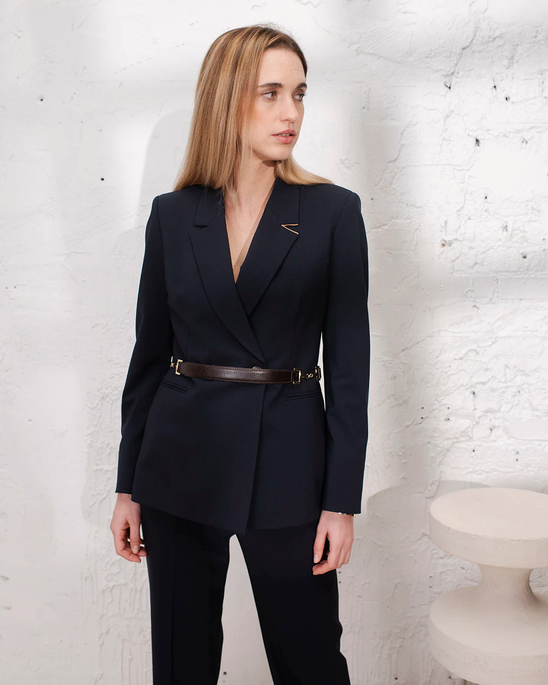Tailleur bleu marine femme avec veste cintrée ceinturée, pantalon de tailleur droit et gilet trois pièces.