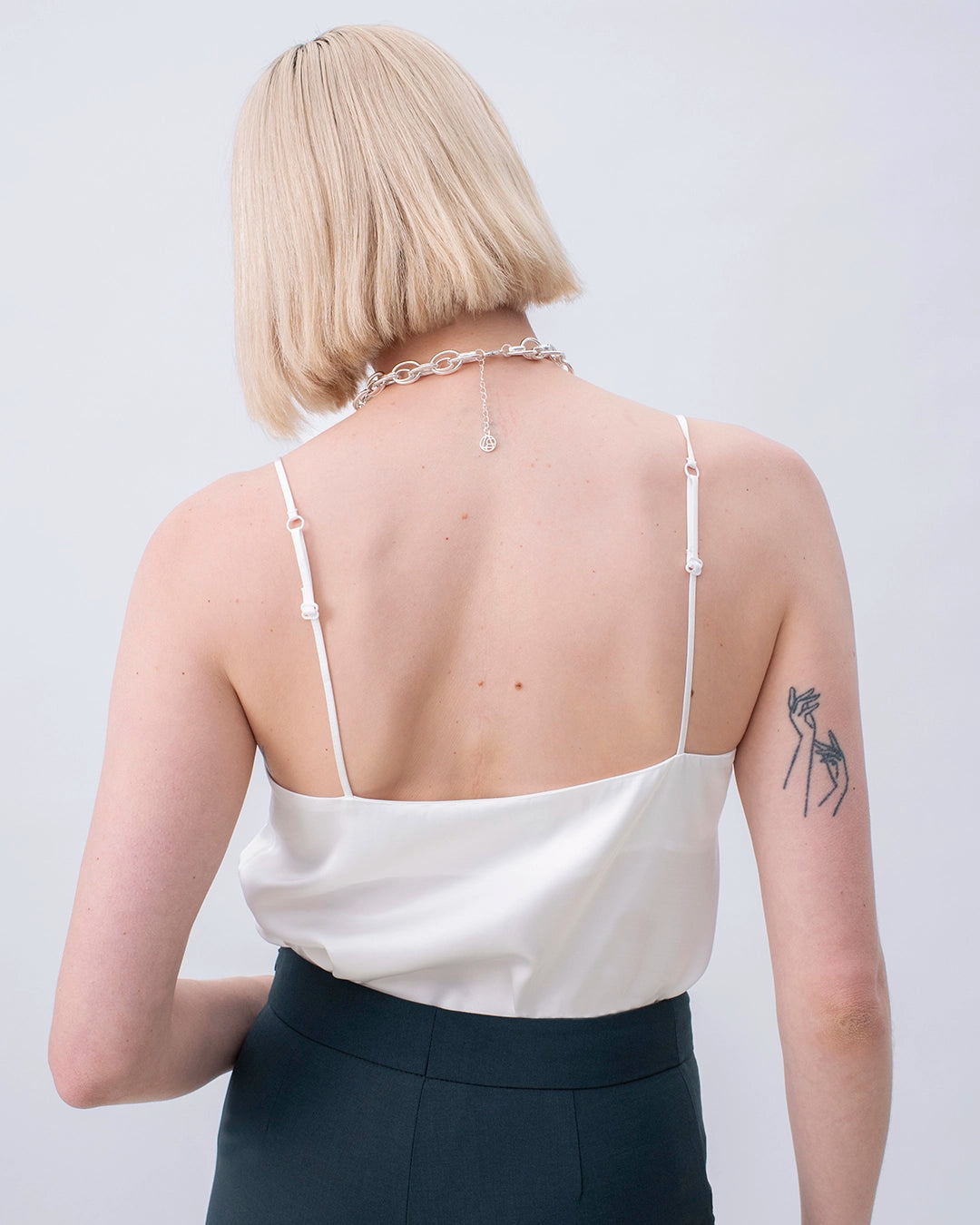 top-à-bretelle-blanc-leger-intemporel-chic-élégant-classique-made-in-europe-marque-française-17H10-Paris-