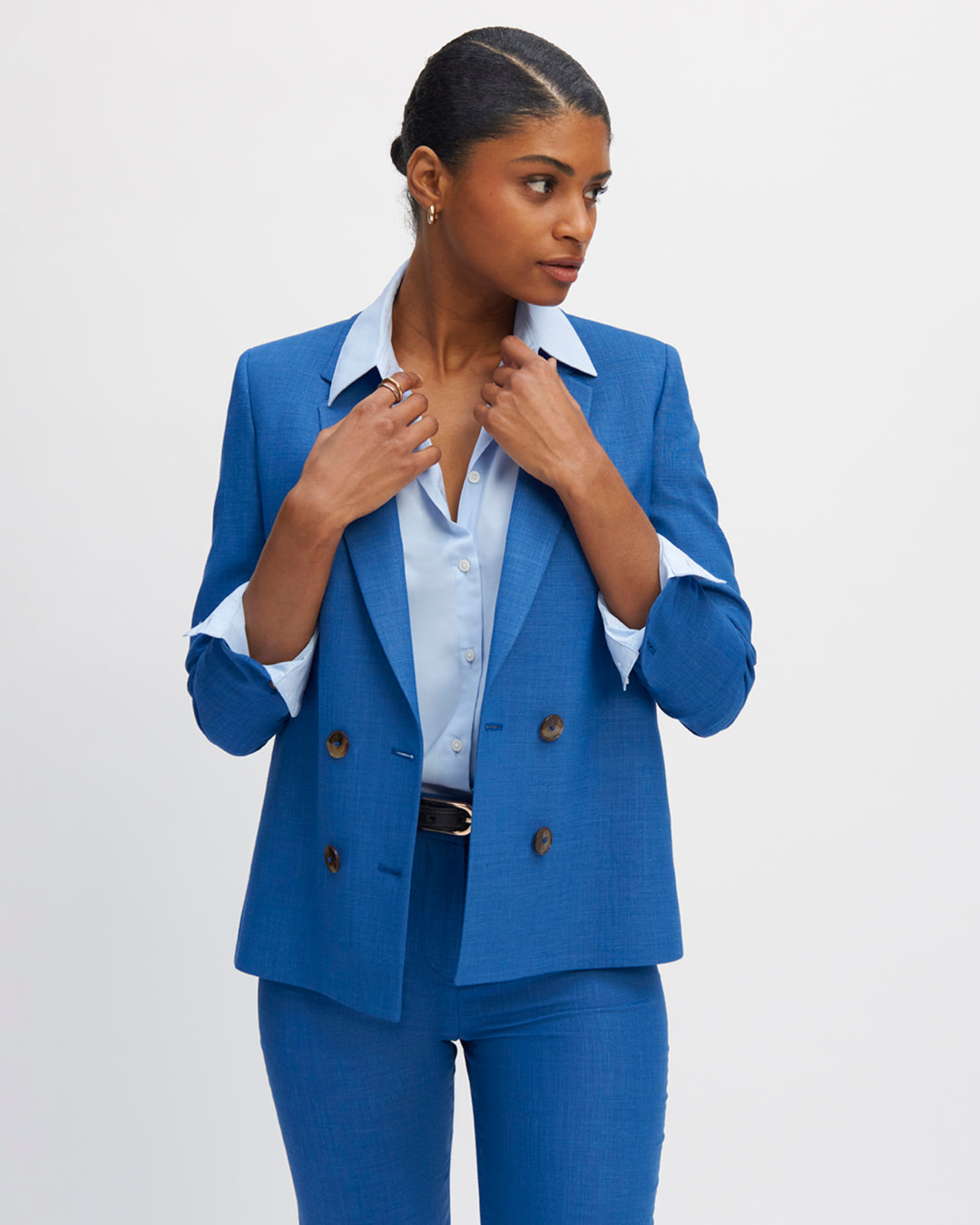 veste-bleu-azur-coupe-droite-croisee-double-boutonnage-col-tailleur-entierement-doublée-17H10-tailleurs-pour-femme-paris-