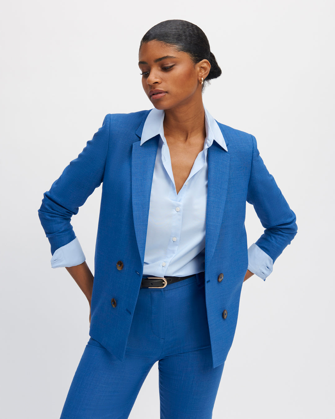 veste-bleu-azur-coupe-droite-croisee-double-boutonnage-col-tailleur-entierement-doublée-17H10-tailleurs-pour-femme-paris-