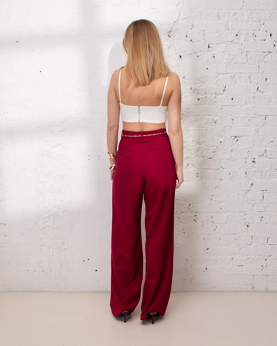 Tailleur femme rose foncé élégant avec veste cintrée et pantalon ample pour invitée