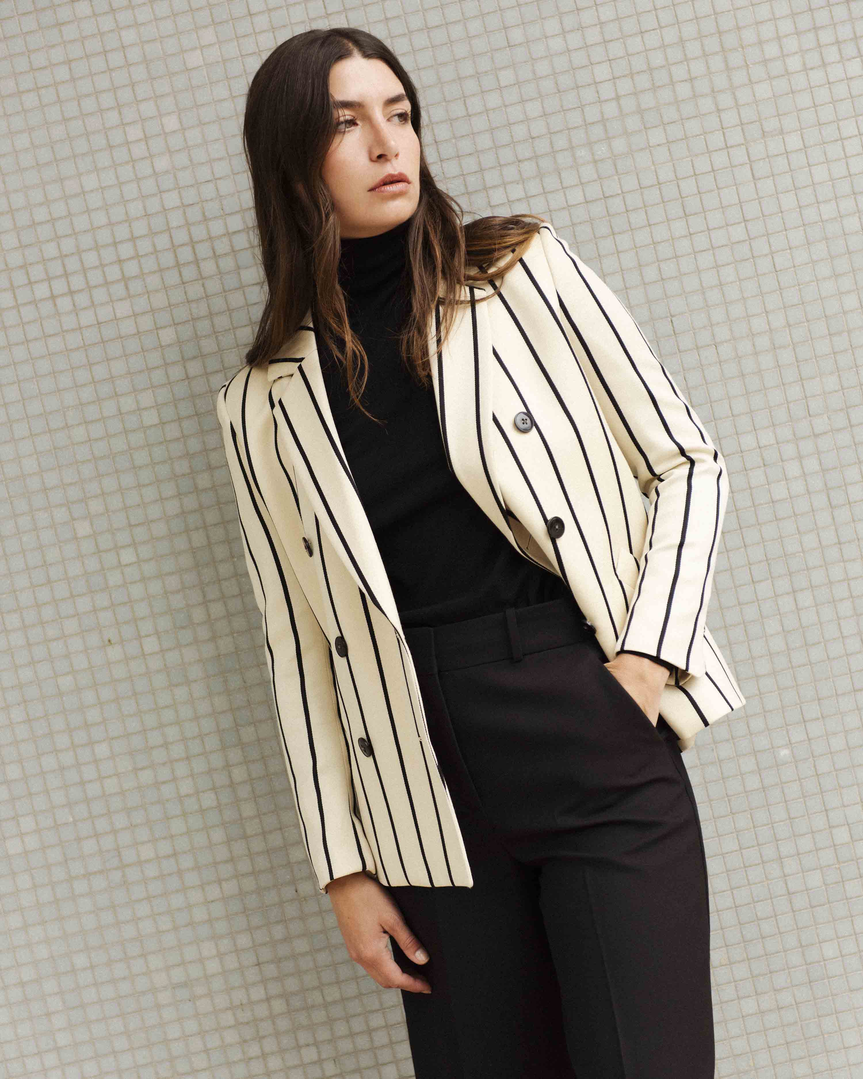 veste-de-tailleur-pour-femme-rayee-beige-et-noir-blazer-femme-croisee-made-in-portugal-17H10-1