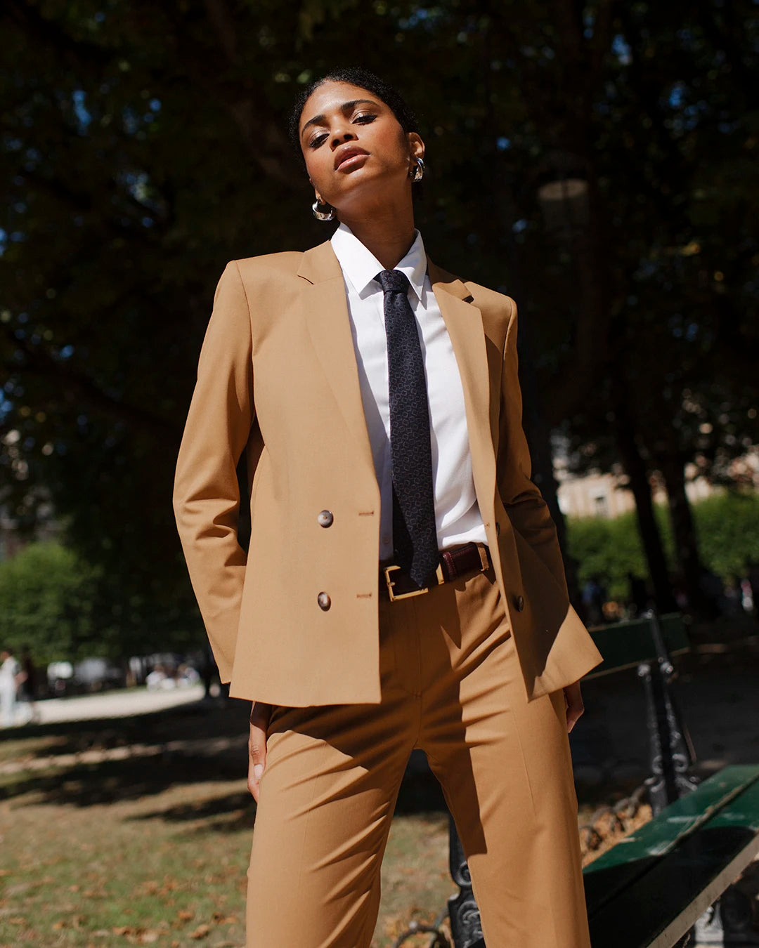 veste-oversize-pantalon-large-femme-chic-tenue-de-bureau-tenue-de-ceremonie-invitee-mariage-style-elegant-sobre-3