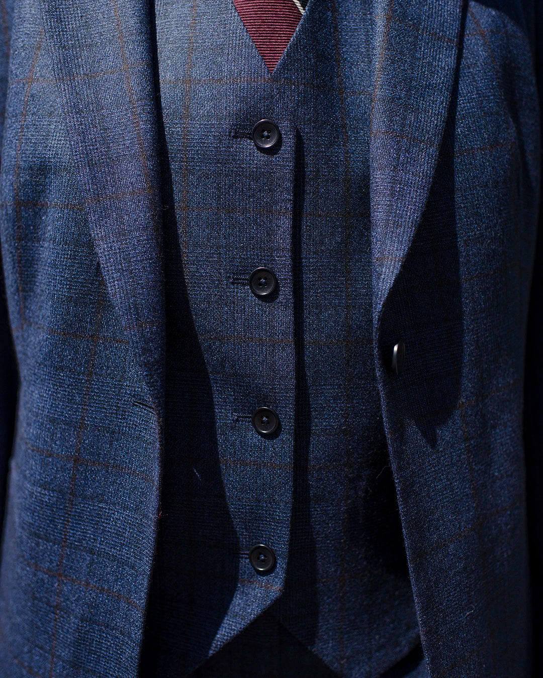 gilet-sans-manches-veste-tailleur-pantalon-femme-chic-bureau-ceremonie-mariage-elegant-idee-de-tenue-prince-de-galles-8