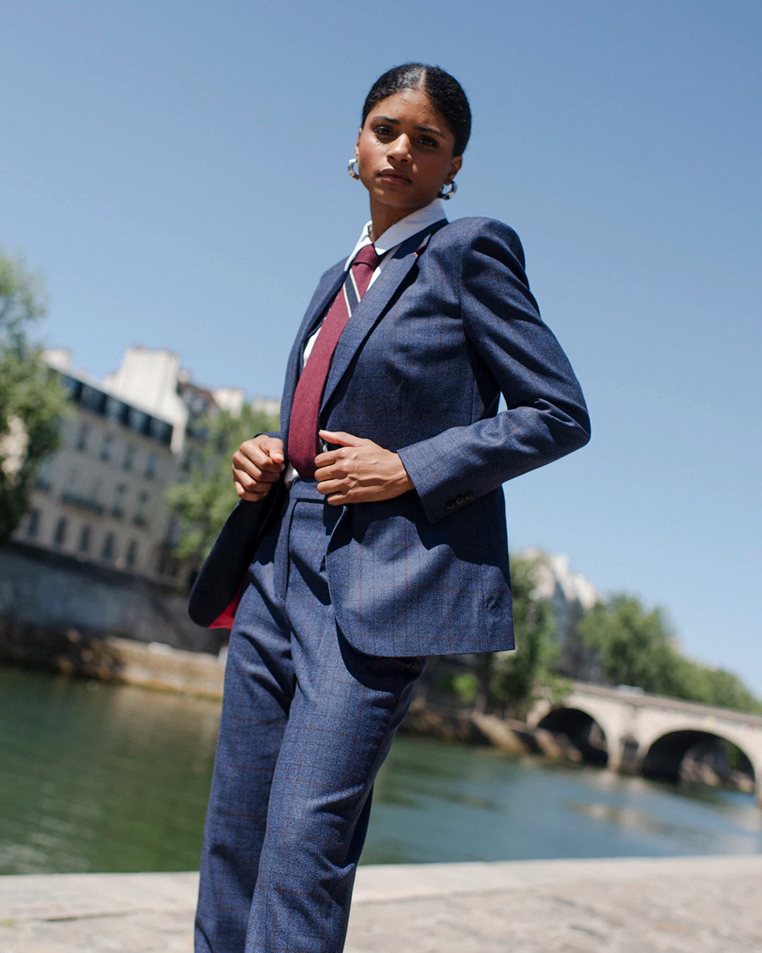 veste-tailleur-pantalon-femme-chic-bureau-ceremonie-mariage-elegant-idee-de-tenue-prince-de-galles-6