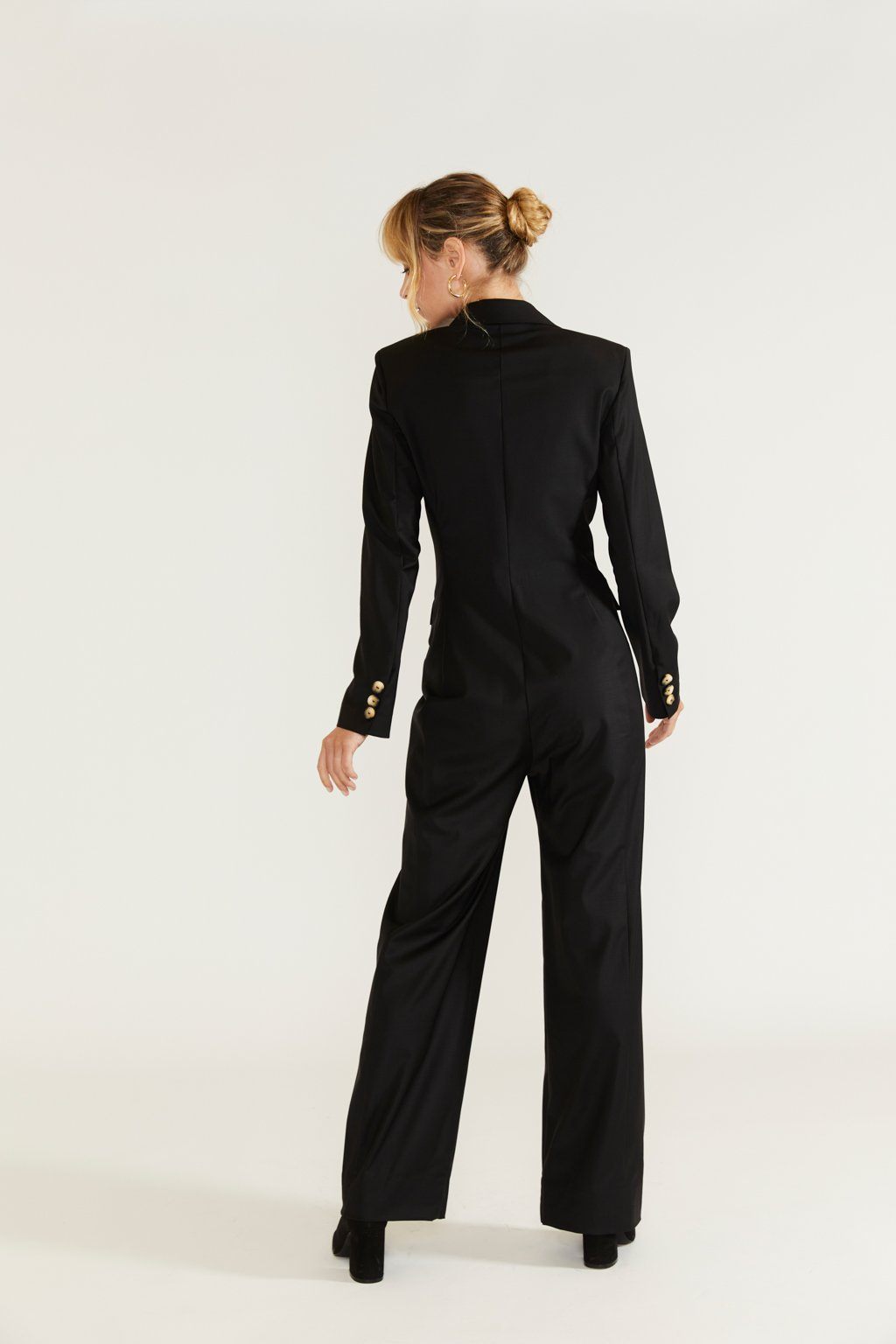 17h10_combinaison_tailleurfemme_ellozze_noir_collaboration_ellozze_ceinture_decollete_col_elegant_chic_ceremonie_soiree_evenement