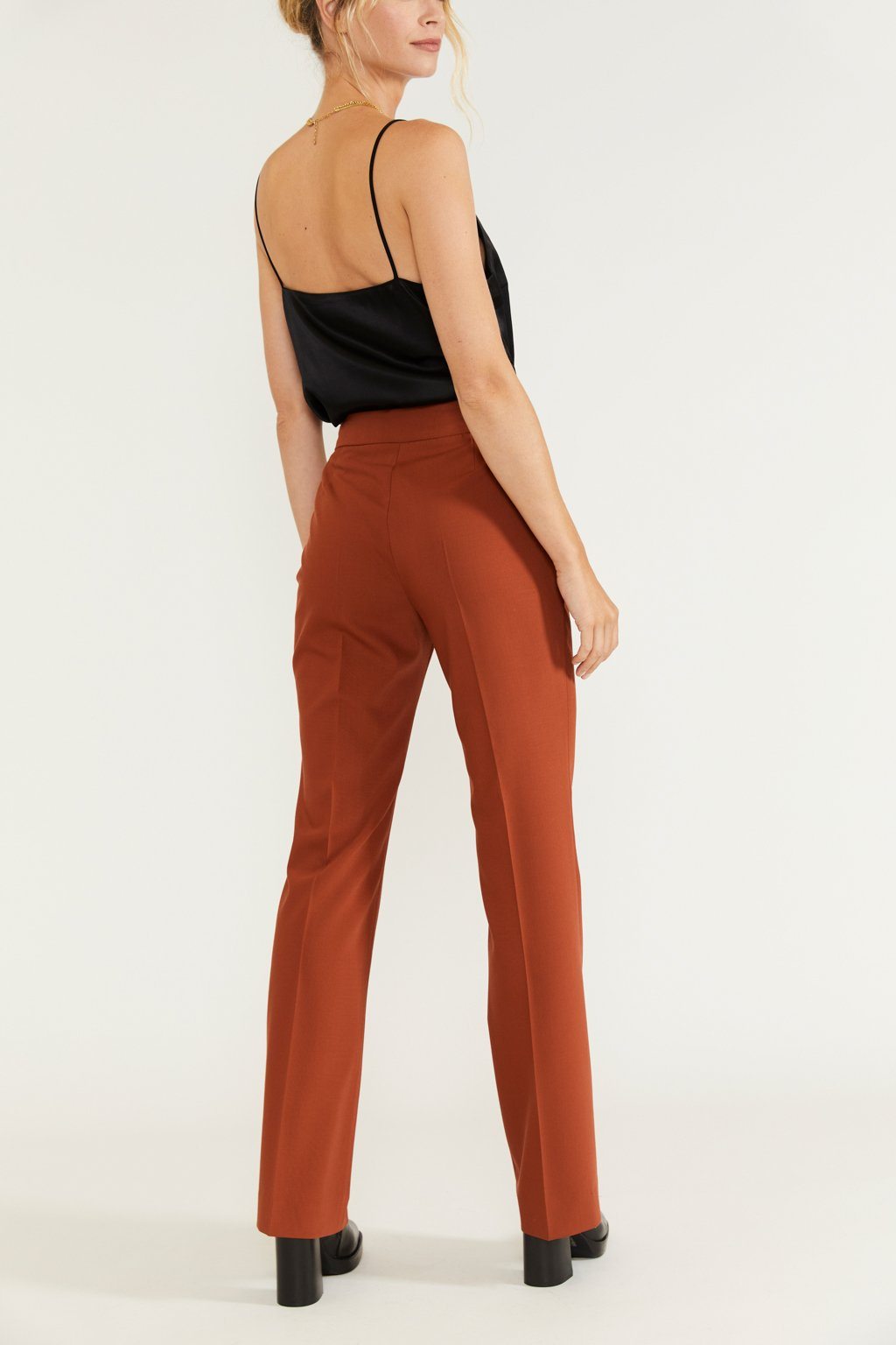 17h10_pantalon_tailleurfemme_oslo_auburn_orange_flare_evase_taillehaute_boutons_recouverts_zip_laine_travail_soiree_confortable_elegant_ethique_decontracte_dos