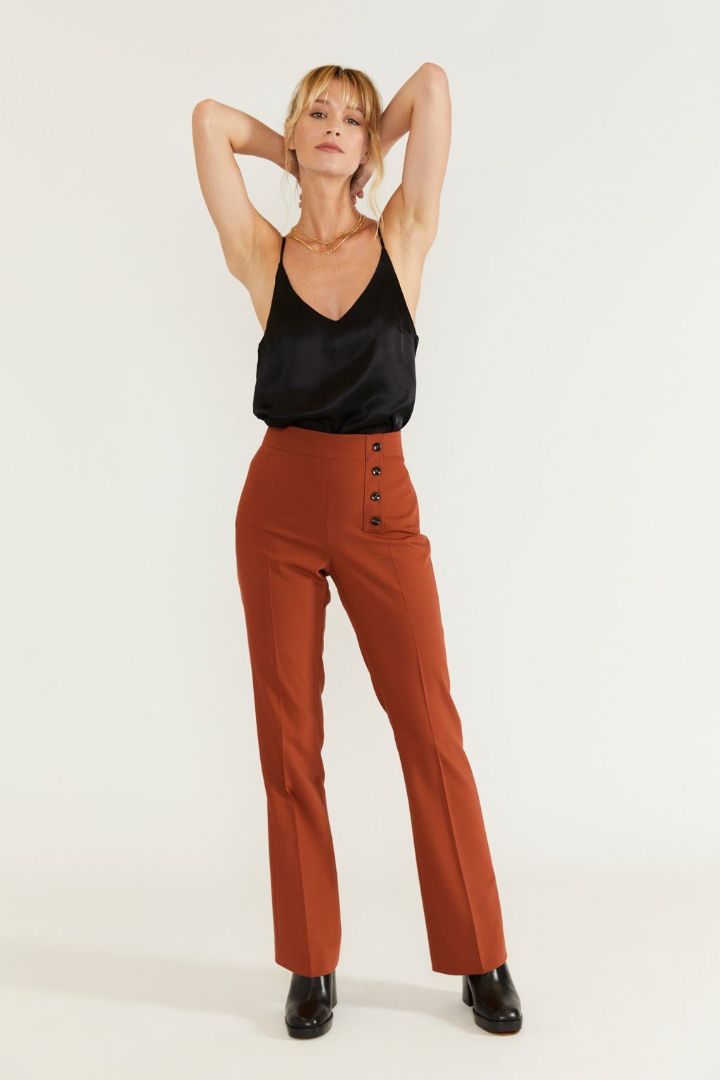 17h10_pantalon_tailleurfemme_oslo_auburn_orange_flare_evase_taillehaute_boutons_recouverts_zip_laine_travail_soiree_confortable_elegant_ethique_decontracte_pied