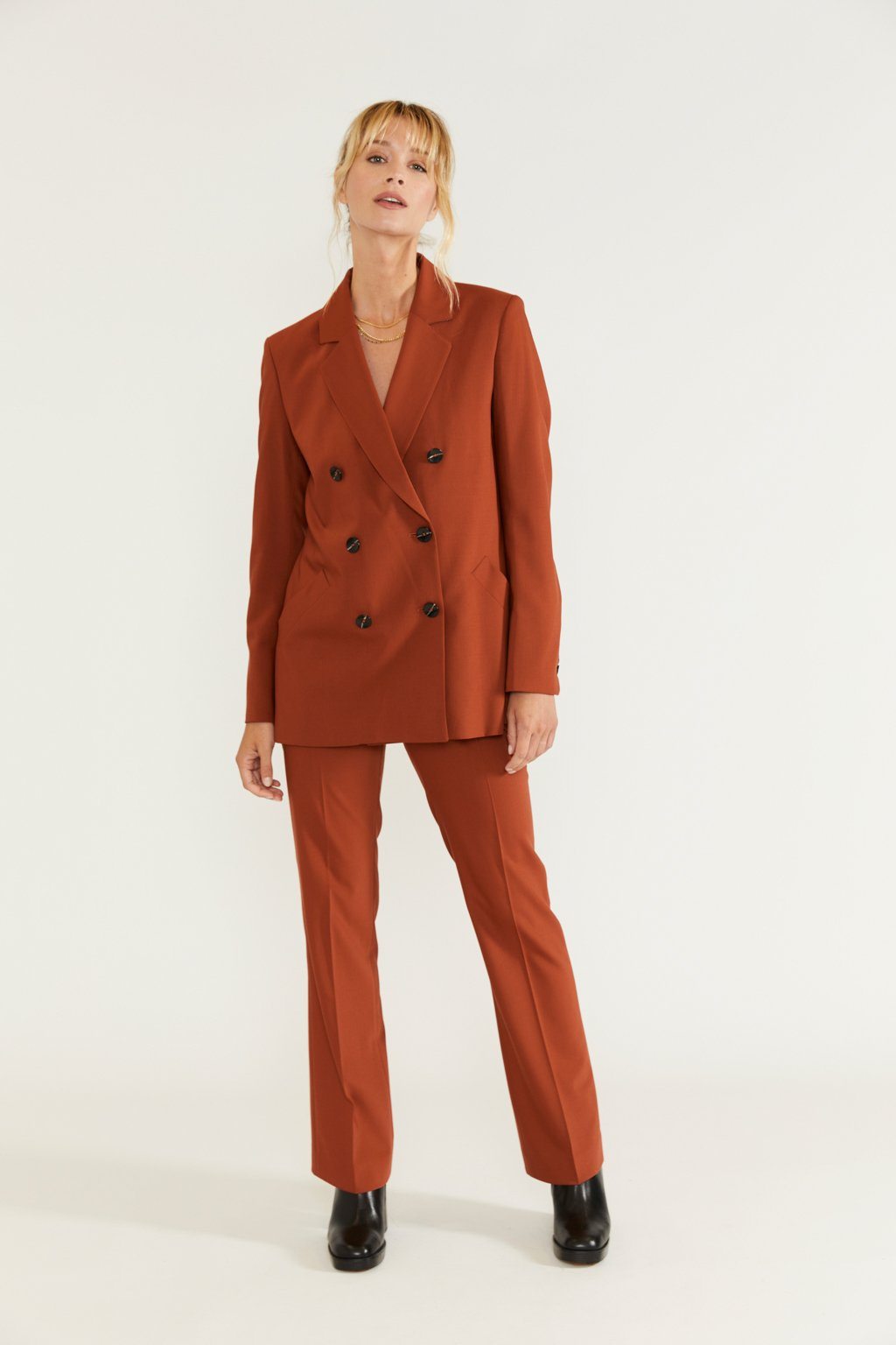 17h10_pantalon_tailleurfemme_oslo_auburn_orange_flare_evase_taillehaute_boutons_recouverts_zip_laine_travail_soiree_confortable_elegant_ethique_decontracte_veste