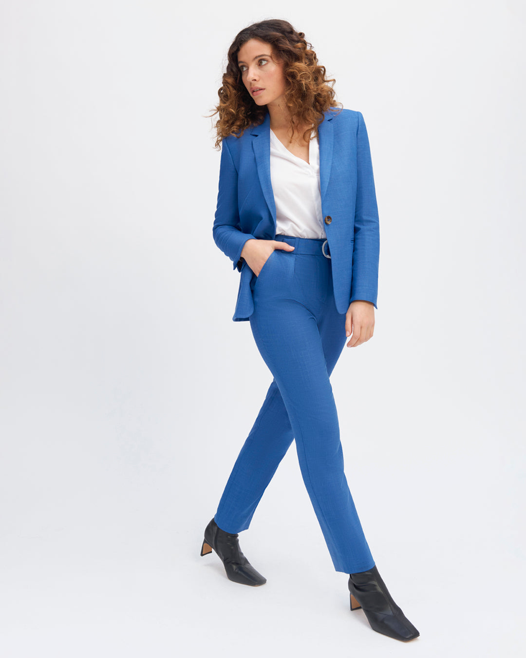 17H10-women's-waistcoats-paris-carrot-cut-high-waist-plies-front-length-7-8th-zipper-front.