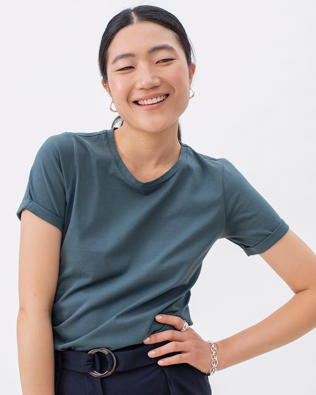 17h10_tshirt_tailleurfemme_vert_cedre_cotonbiologique_gots_colore_comfortable_matierenaturelle_ethique_decontracte_tailleur
