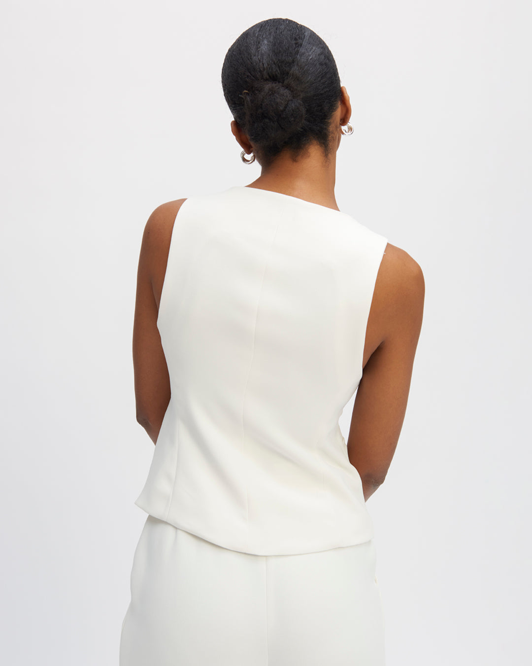 Waistcoat-white-without-sleeve-Collar-in-V-Four-buttons-covered-Simple-closure-buttoning-Door-open-or-closed-Pockets-Passpoilées-17H10-tailors-for-women-paris-