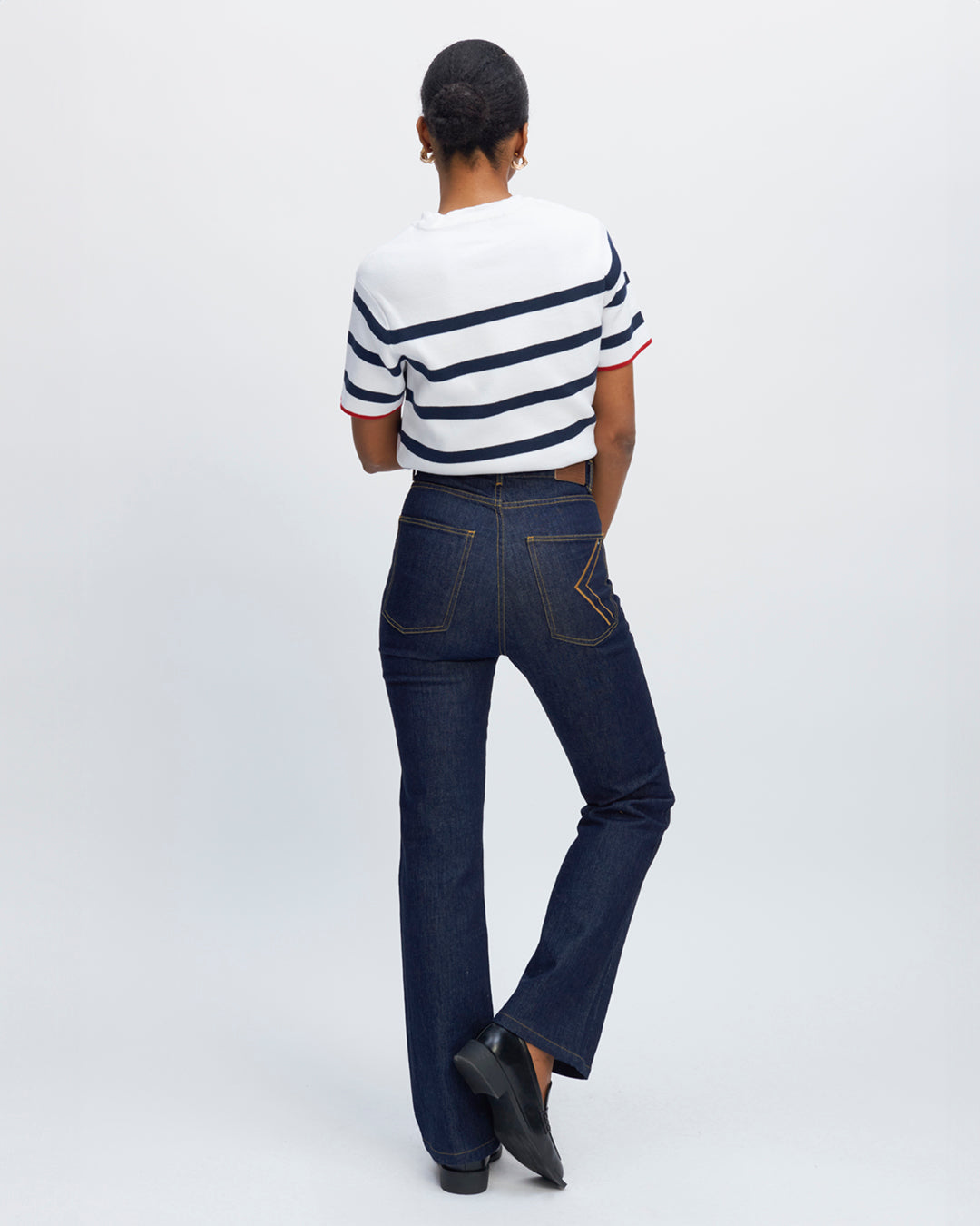 Jean-taille-haute-coupe-flare-poche-ticket-avant-jean-bleu-brut-two-pockets-cavalier-bassin-two-pockets-plated-arrière-17H10-tailleurs-pour-femme-paris-