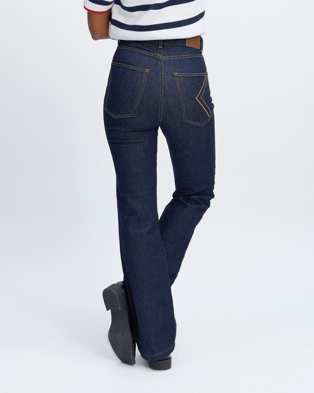 Jean-taille-haute-coupe-flare-poche-ticket-avant-jean-bleu-brut-two-pockets-cavalier-bassin-two-pockets-plated-arrière-17H10-tailleurs-pour-femme-paris-