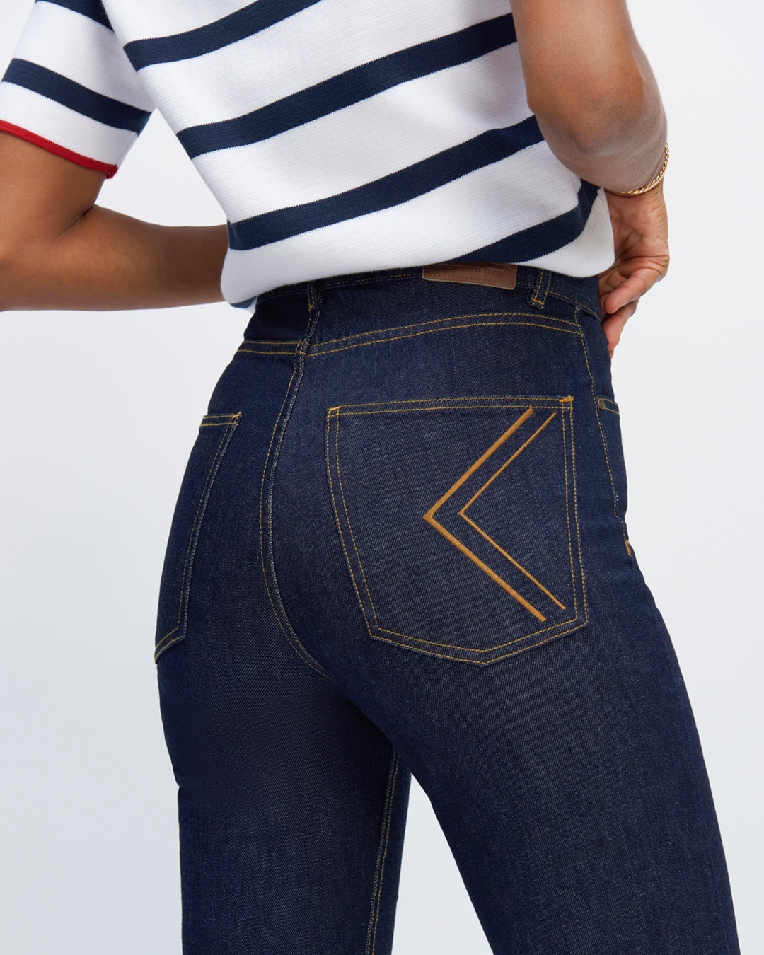 Jean-taille-haute-coupe-flare-poche-ticket-avant-jean-bleu-brut-two-pockets-cavalier-bassin-two-pockets-plated-arrière-17H10-tailleurs-pour-femme-paris-