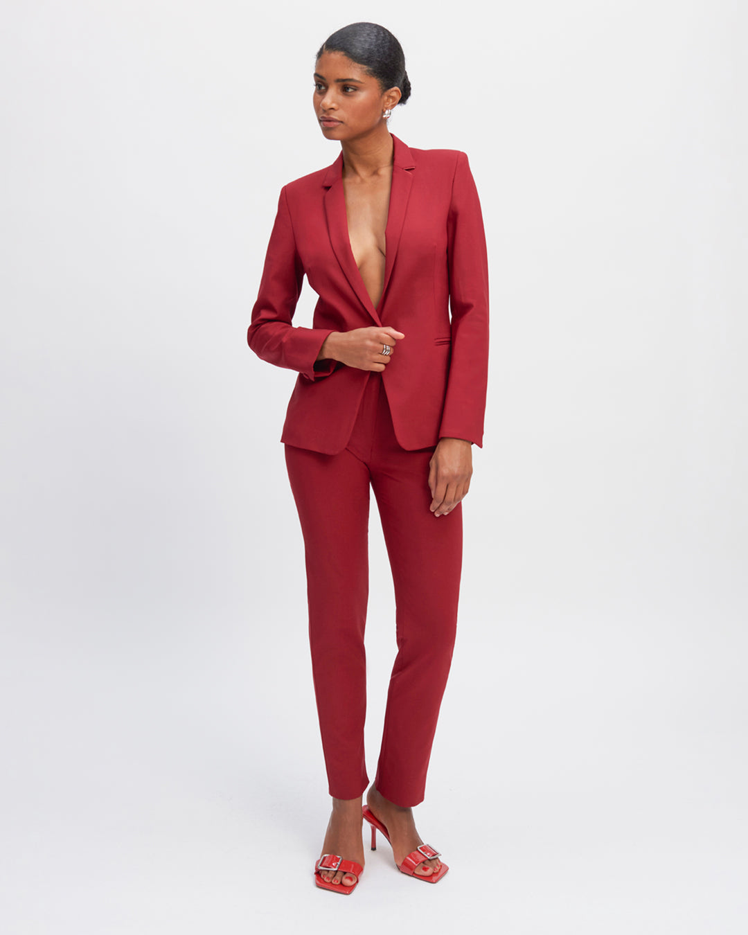 Trousers-suit-tailor-red-Cigarette-cut-Waist-mid-high-Fauxes-poches-cavalieres-a-l_avant-Poches-poissepOilees-arrieres-17H10-tailleurs-pour-femme-paris-1_f13f278d-b8e4-4bed-981a-6ccd3270ff79