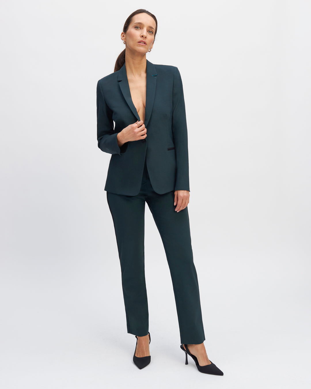 "Trouser-tailor-green-Cigarette-cut-Mid-rise-waist-Faux-cavalier-pockets-in-the-front-Pockets-peeled-behind-Passing-for-the-belt-17H10-tailleurs-pour-femme-paris-"