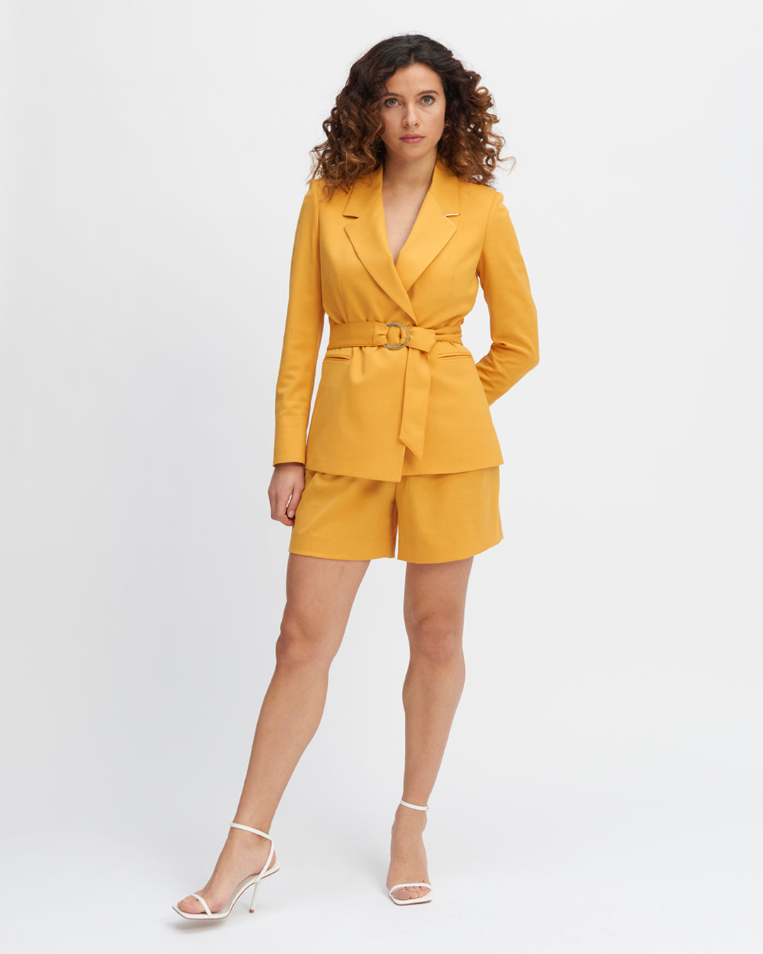 Tailleurs-femmes-Paris-Short-taille-haute-Ceinture-boucle-Plis-avant-17H10-tailleurs-pour-femme-Paris-