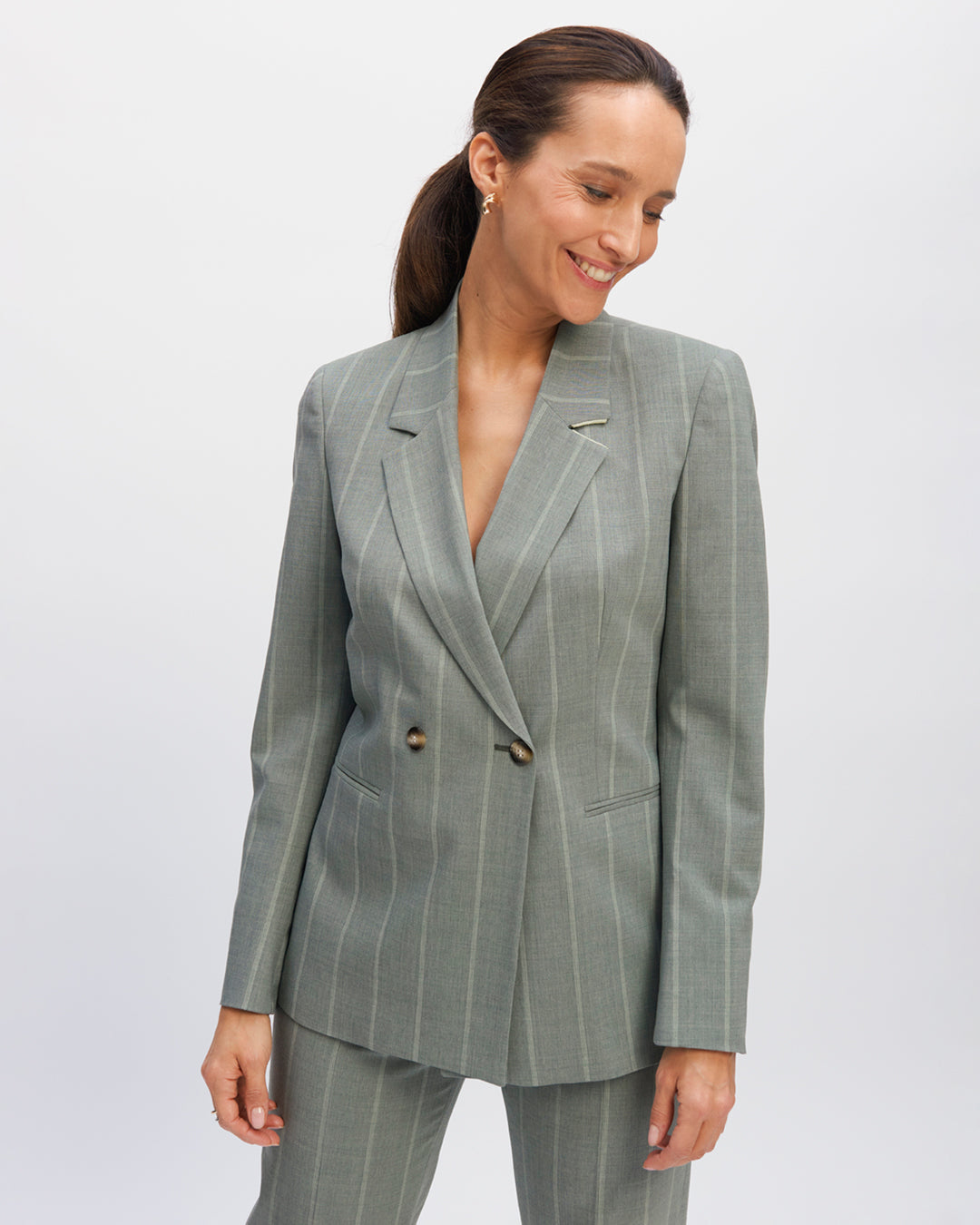 Double-breasted jacket-Double-buttoned-Fastening belt-Fully-lined-Two inside pockets-17H10-tailors-for-women-paris-