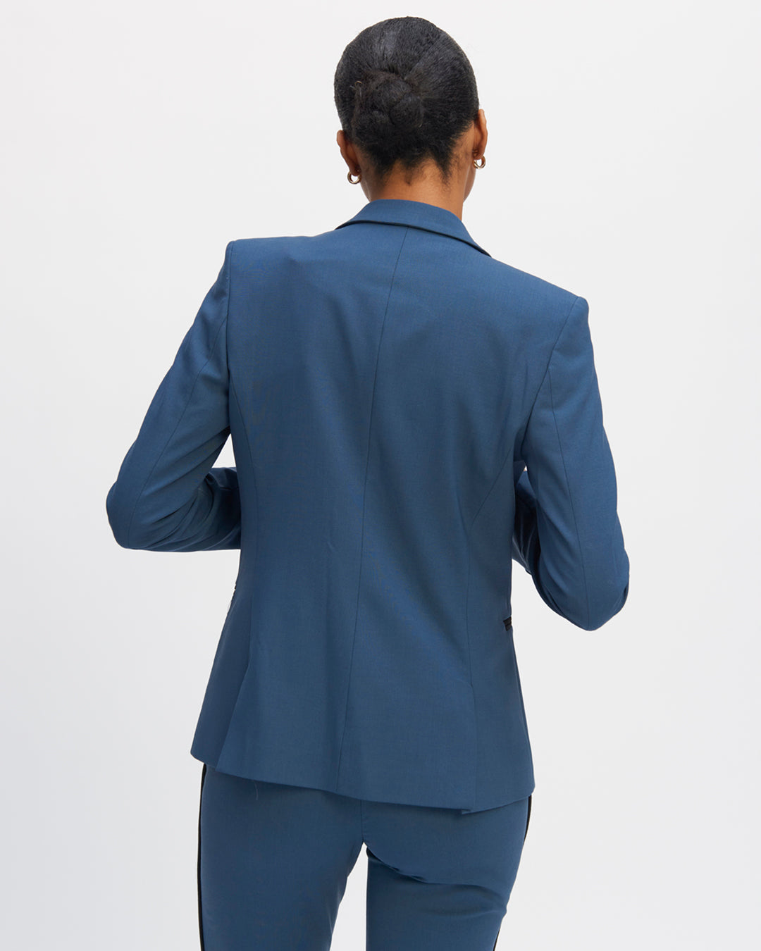 Tailor-jacket-blazer-blue-grey-Cut-cut-collar-tailor-Length-below-bottom-Two-pockets-pass-punched-Two-pockets-inside-Two-pockets-full-lined-Button-down-sleeves-Buttons-black-17H10-tailors-for-women-paris-
