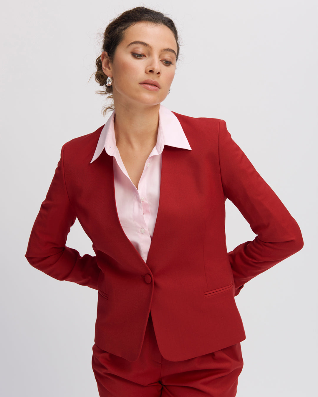 Red suit-jacket-without-collar-cinch-cut-length-mid-bust-2-pockets-pass-poilees-17H10-tailleurs-pour-femme-paris-