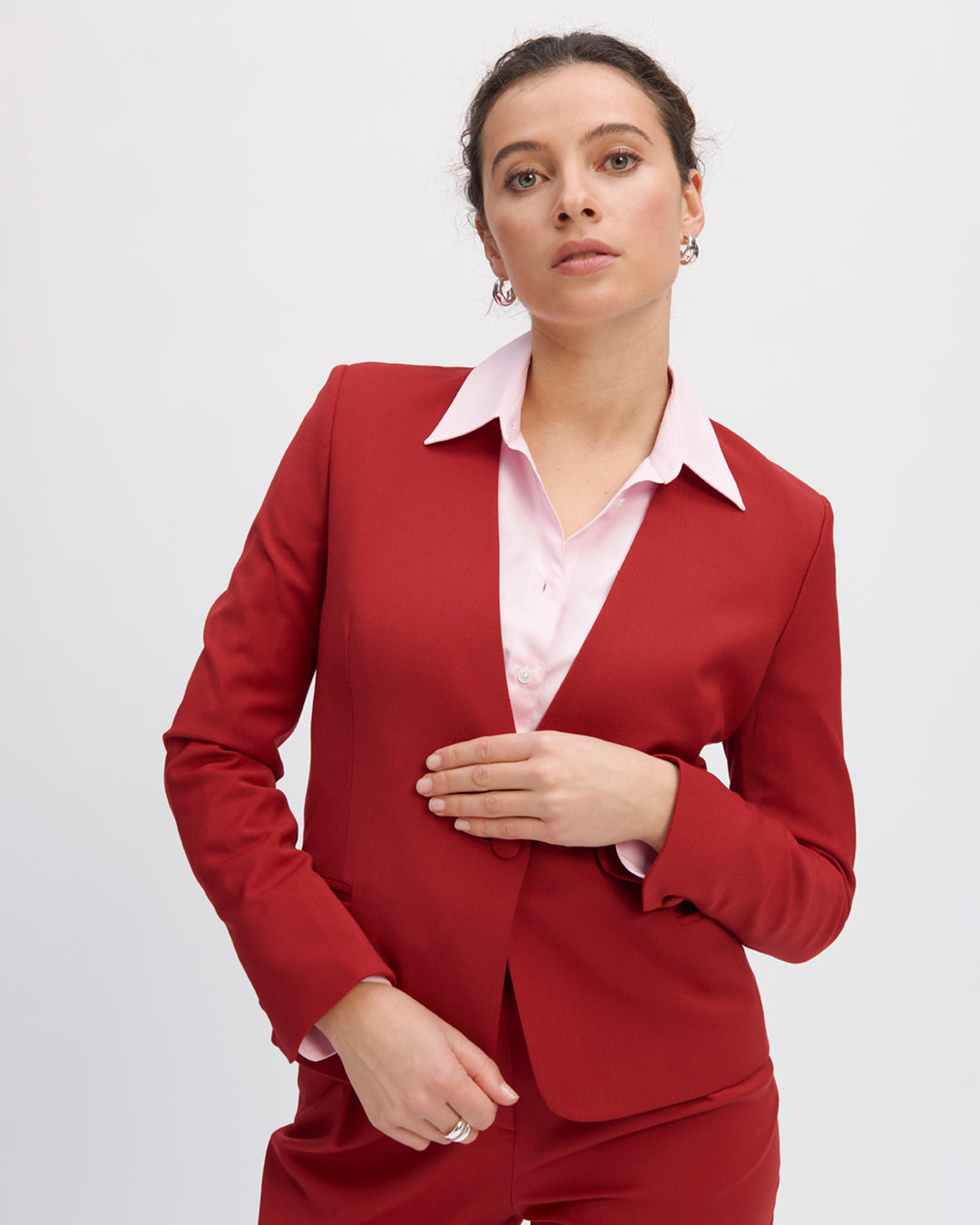 Red suit-jacket-without-collar-cinch-cut-length-mid-bust-2-pockets-pass-poilees-17H10-tailleurs-pour-femme-paris-