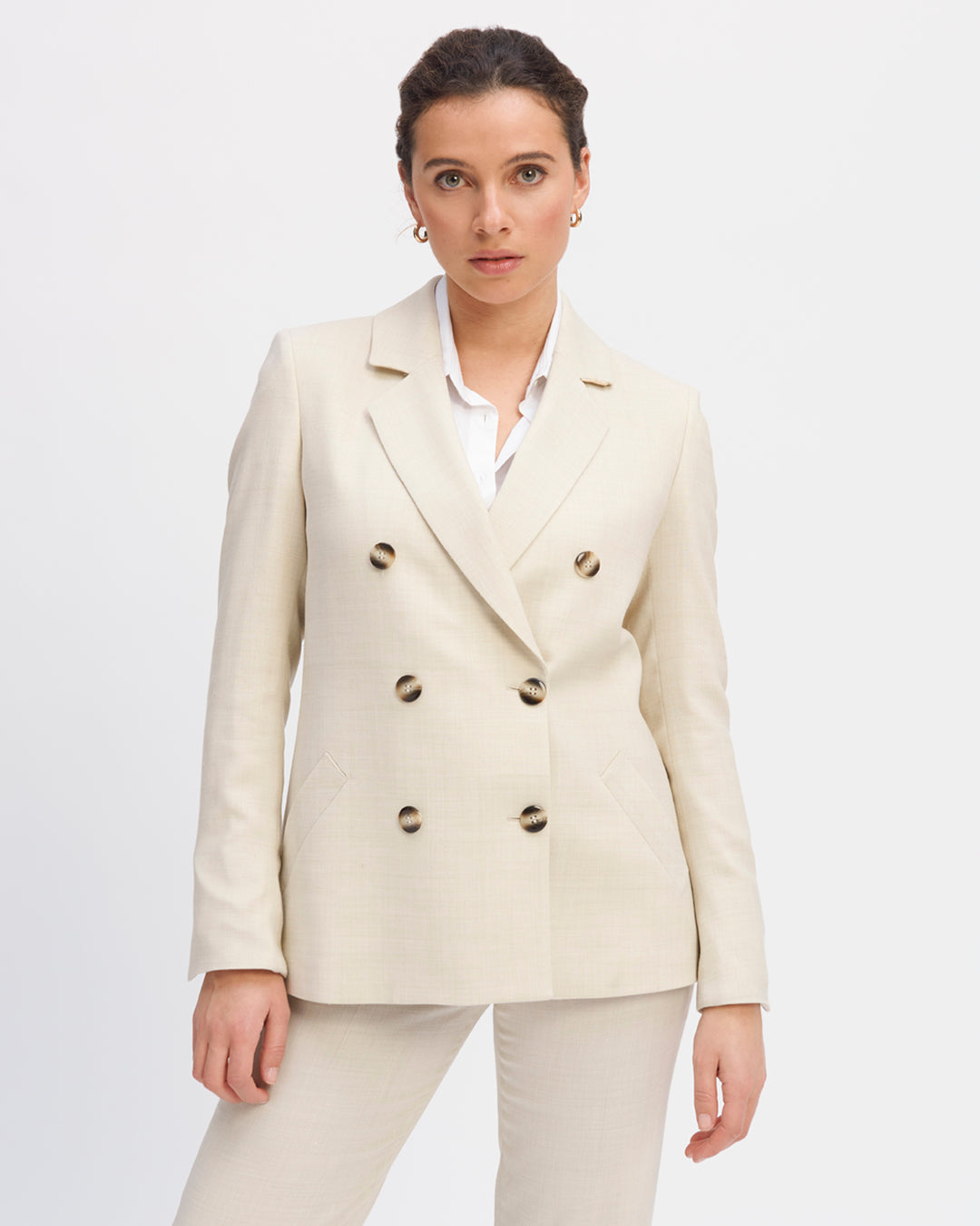 cut-legere-cintree-croisee-double-boutonnage-two-pockets-raglan-length-below-buttocks-entierement-doubled-notch-signature-17H10-tailleurs-pour-femme-paris