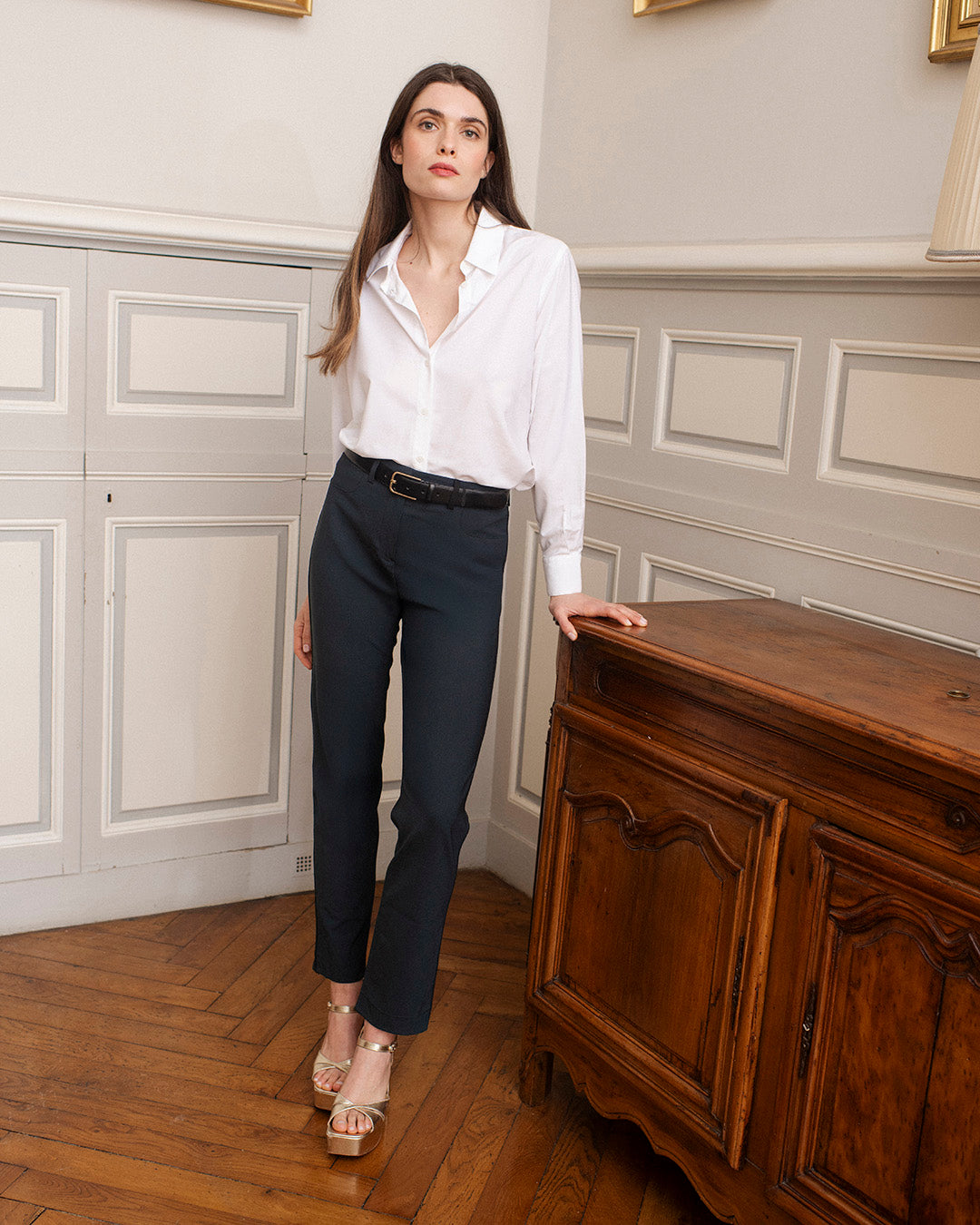 outfit-chic-suit-woman-pants-cigarette-green-fonce-shirt-white-