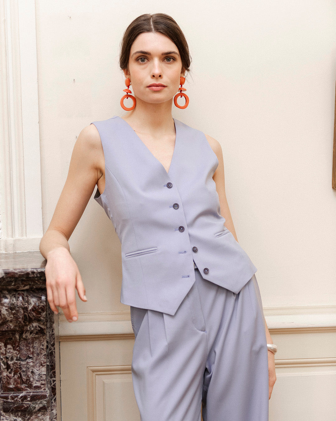 outfit-chic-tailor-woman-jacket-hanger-gilet-pants-brume-