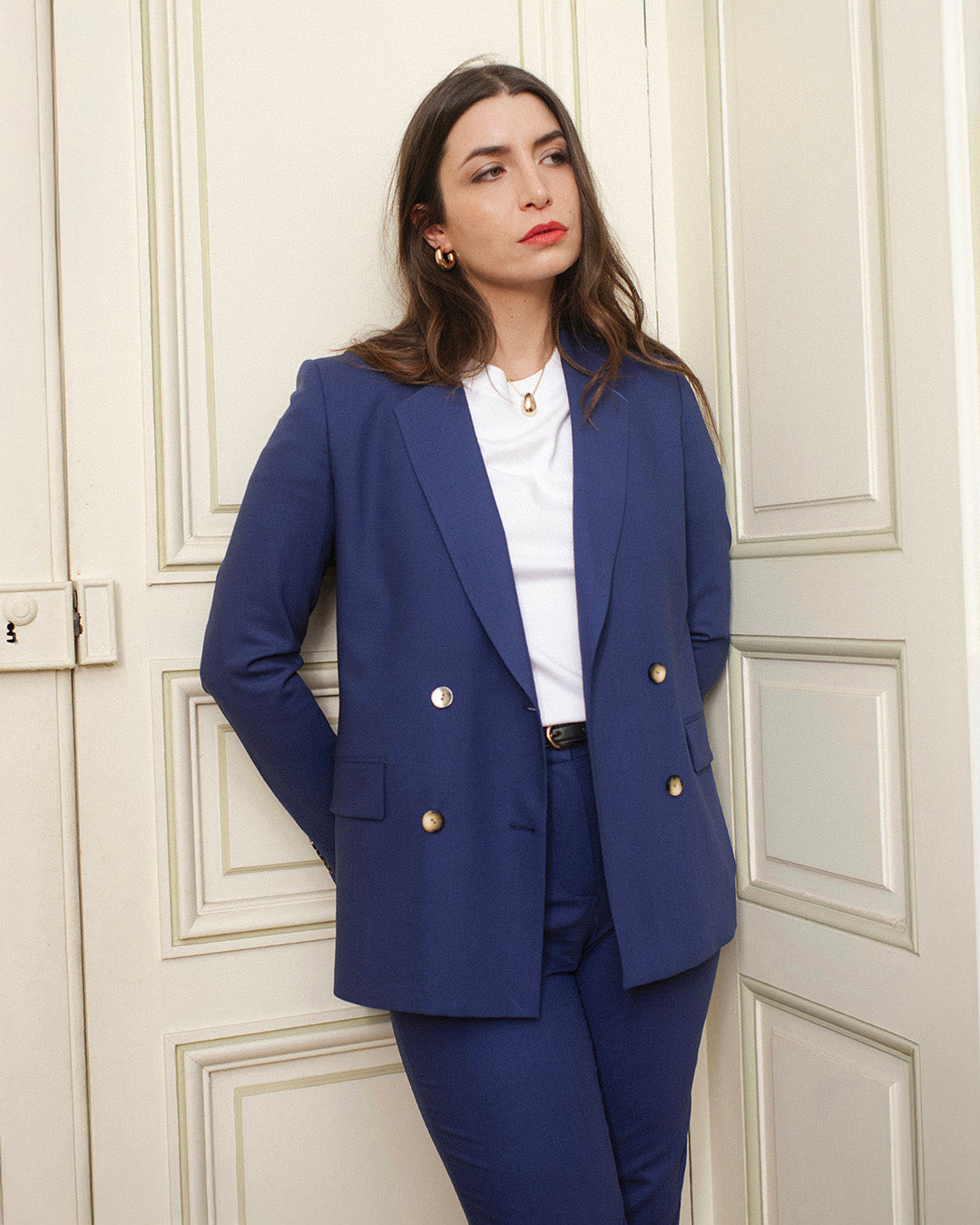 outfit-chic-work-woman-suit-cropped-jacket-blue-indigo-cigarette-pants-style-elegant-