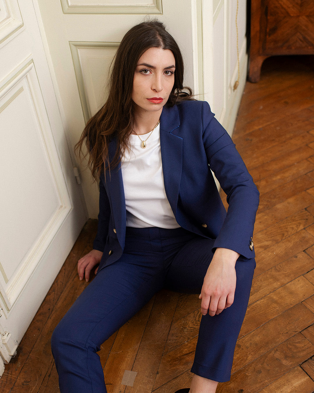 outfit-chic-work-woman-suit-cropped-jacket-blue-indigo-cigarette-pants-style-elegant-
