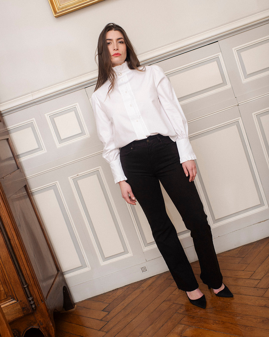 tenue-de-bureau-pantalon-jean-noir-chemise-chic-finitions-parfaites-2_eae8cabd-2739-4d37-bf01-a2350e4222d0