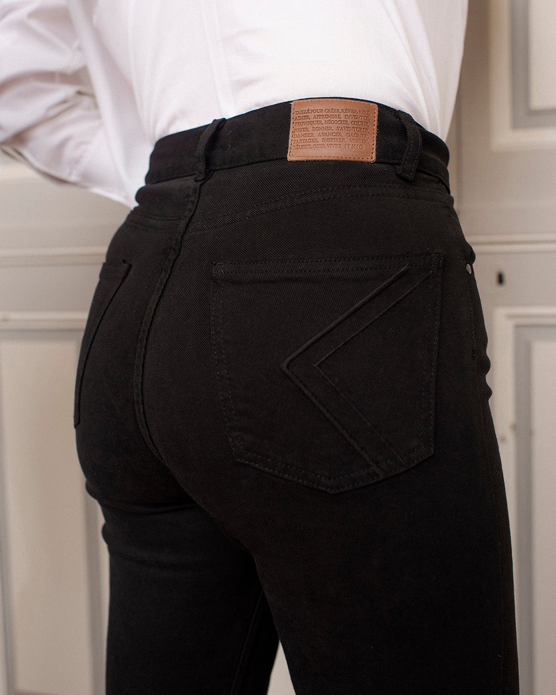 office-dress-black-jean-pants-shirt-chic-finishes-perfect-