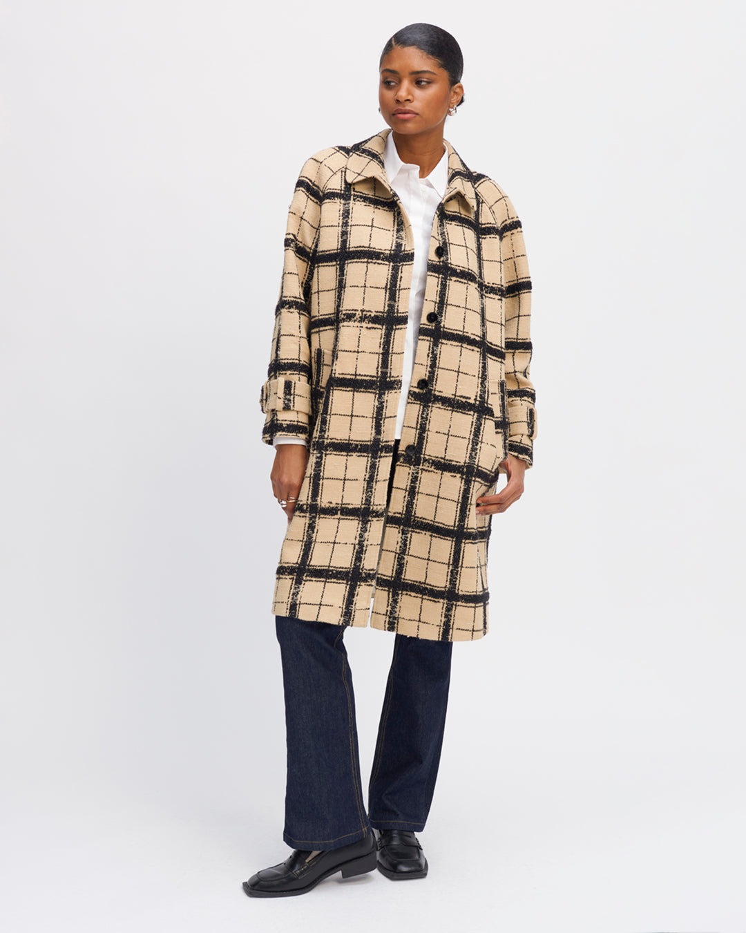 fabric-exceptional-toile-brute-beige-jacquard-beads-black-silk-thread-coat-mi-long-cut-ample-black-buttons-glossy-collar-regular-pattern-tight-wrist-two-pockets-raglan-exterieurs-17H10-tailors-for-women-paris