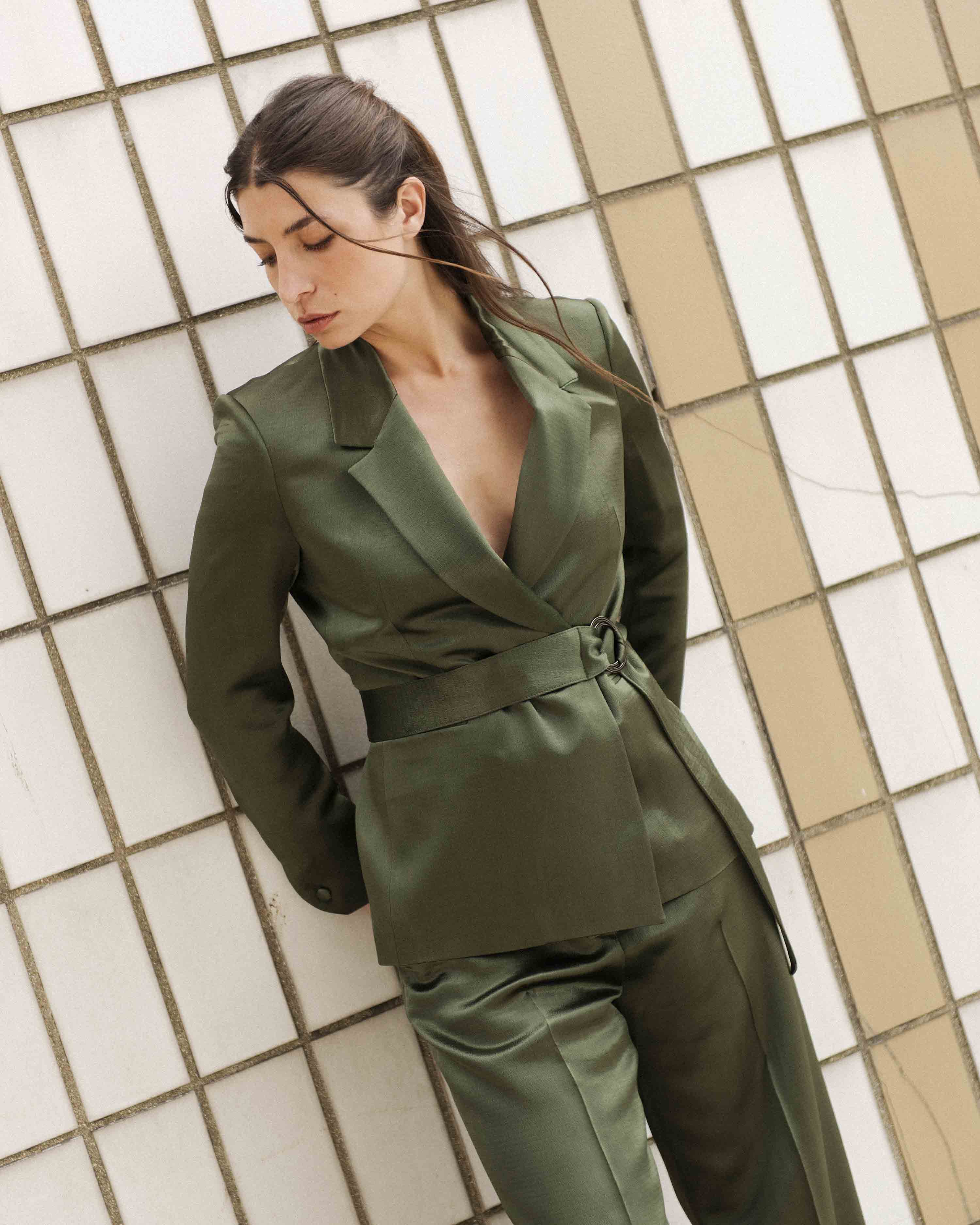jacket-suit-satin-belt-kaki-green-chic-elegant-material-premium-ethic-sustainable-17H10-suit-for-women-3