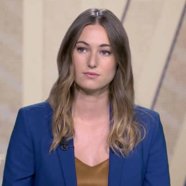 Camille Étienne : engagement clair, élégance affirmée en tailleur bleu marine 17H10