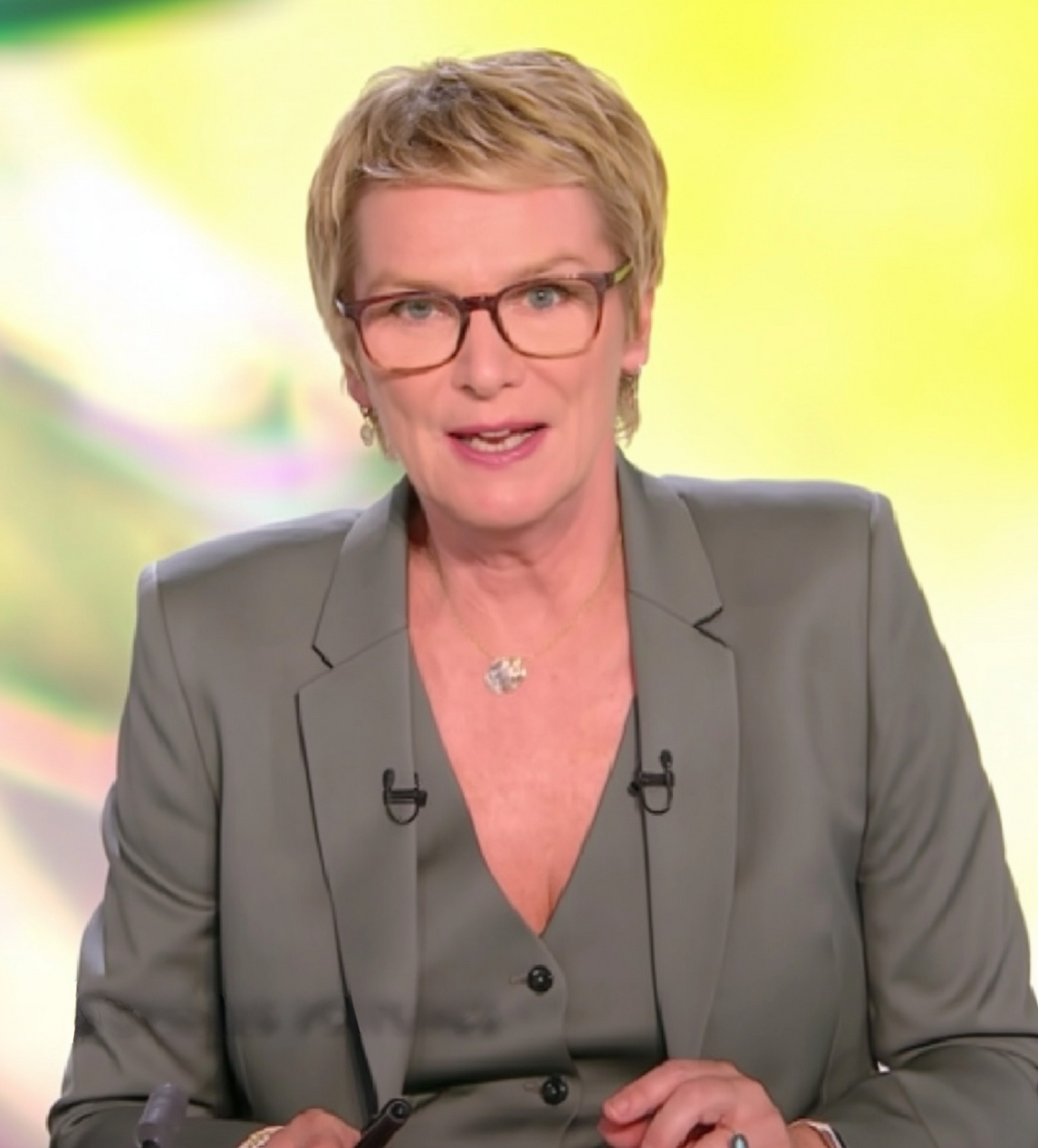 elice-lucet-cash-investigation-tailleur