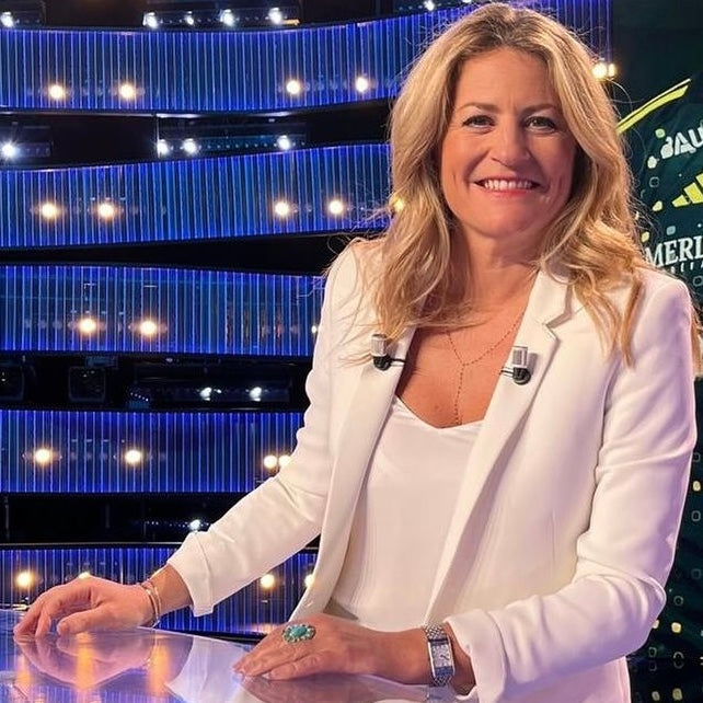 Astrid Bard : élégance sportive en tailleur blanc 17H10