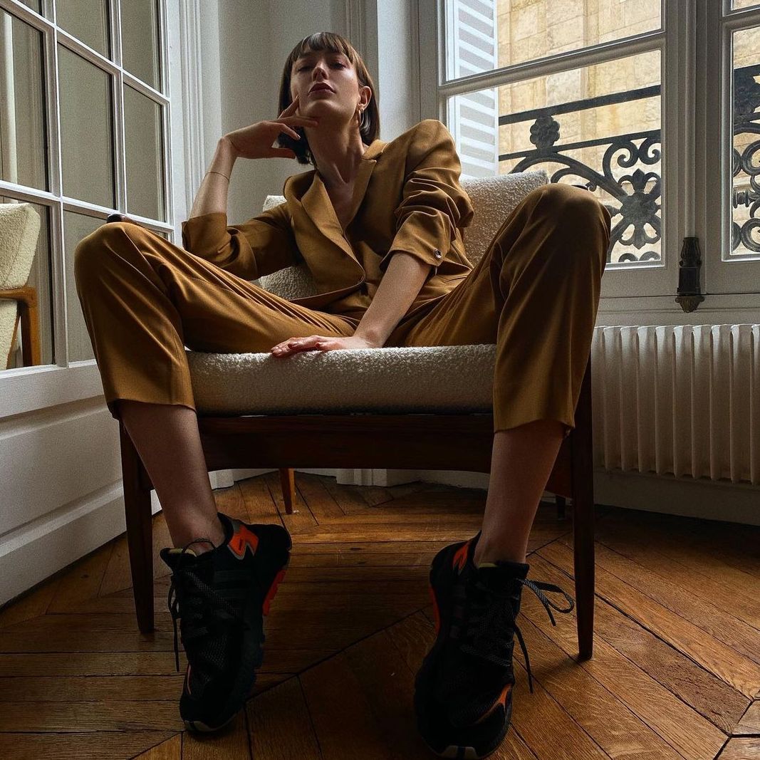 Marie Gilliot : élégance parisienne en tailleur camel 17H10