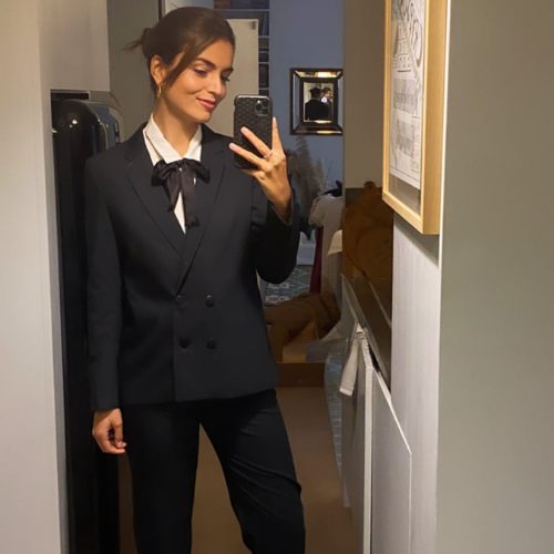 Charlotte Lemay alias Chamellow : élégance engagée en tailleur Boston bleu marine 17H10