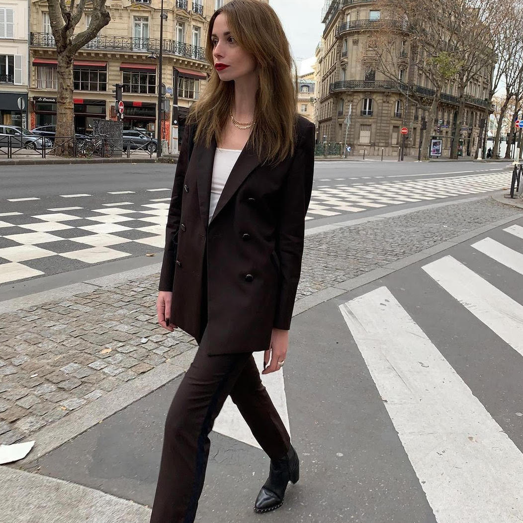 Solène Lara : chic et modernité en tailleur marron 17H10