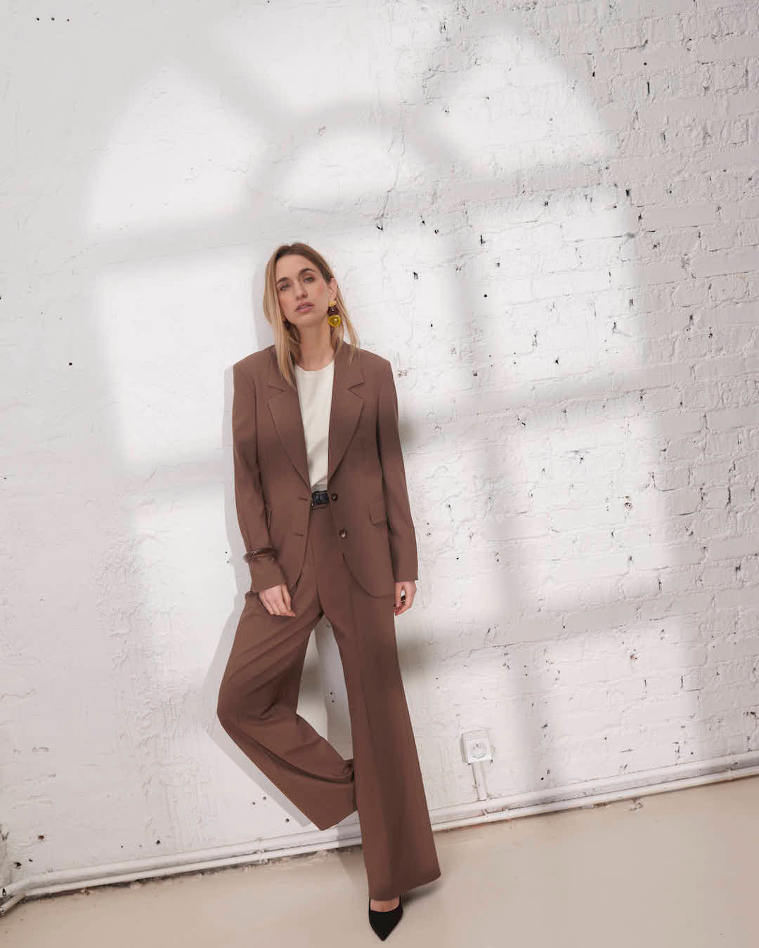 Pantalon tailleur marron pour femme, idéal pour une tenue d’invitée de mariage