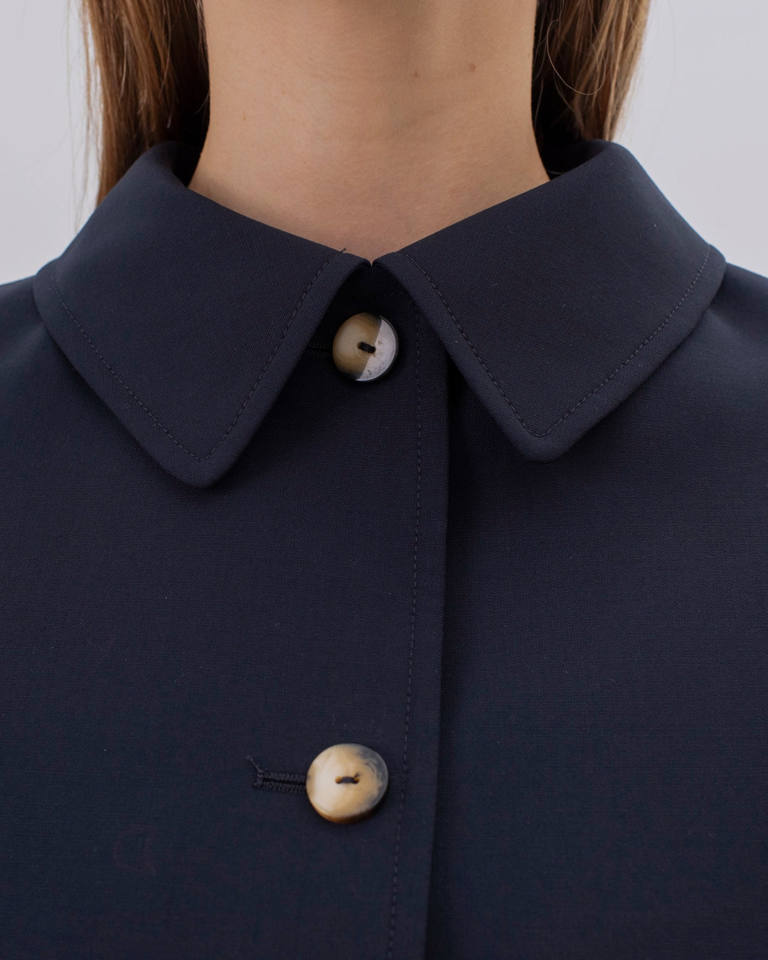 17H10_veste_courte_tailleur_femme_blazer_chic_4_boutons_peut_se_porter_fermer_workwear_outfit_look_travail_élégant_éthique_